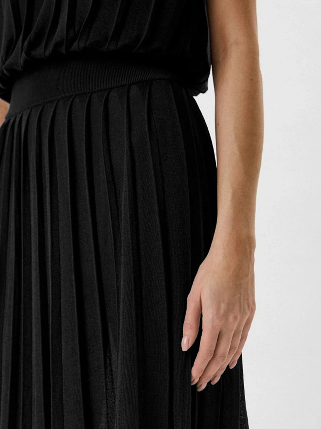 Платья Emporio Armani модель 3L2AT5-2M03Z-0999 Платья Emporio Armani модель 3L2AT5-2M03Z-0999 Фото
