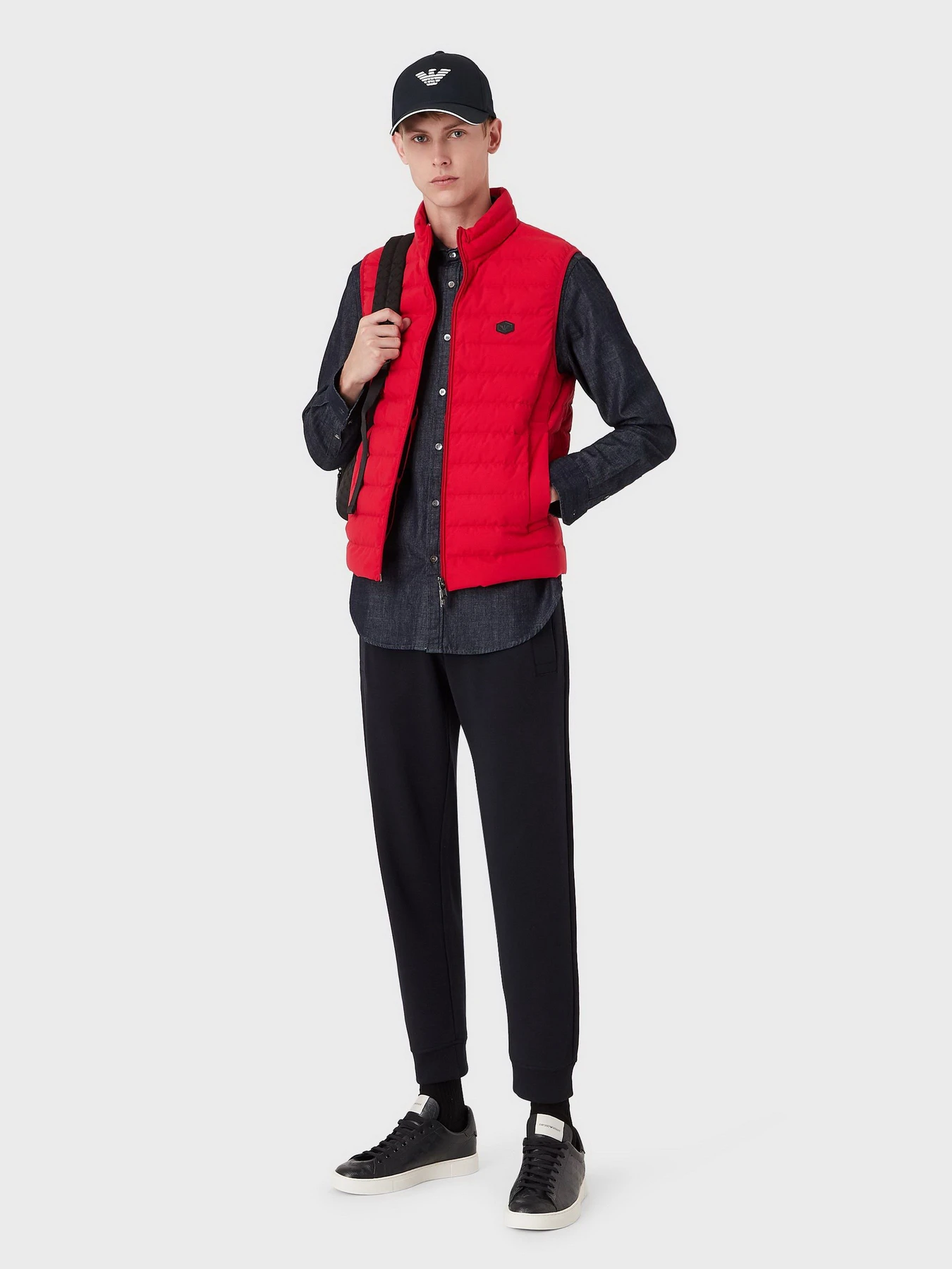 Утепленный жилет Emporio Armani модель 8N1BQ1-1NLRZ-0357 Утепленный жилет Emporio Armani модель 8N1BQ1-1NLRZ-0357 Фото