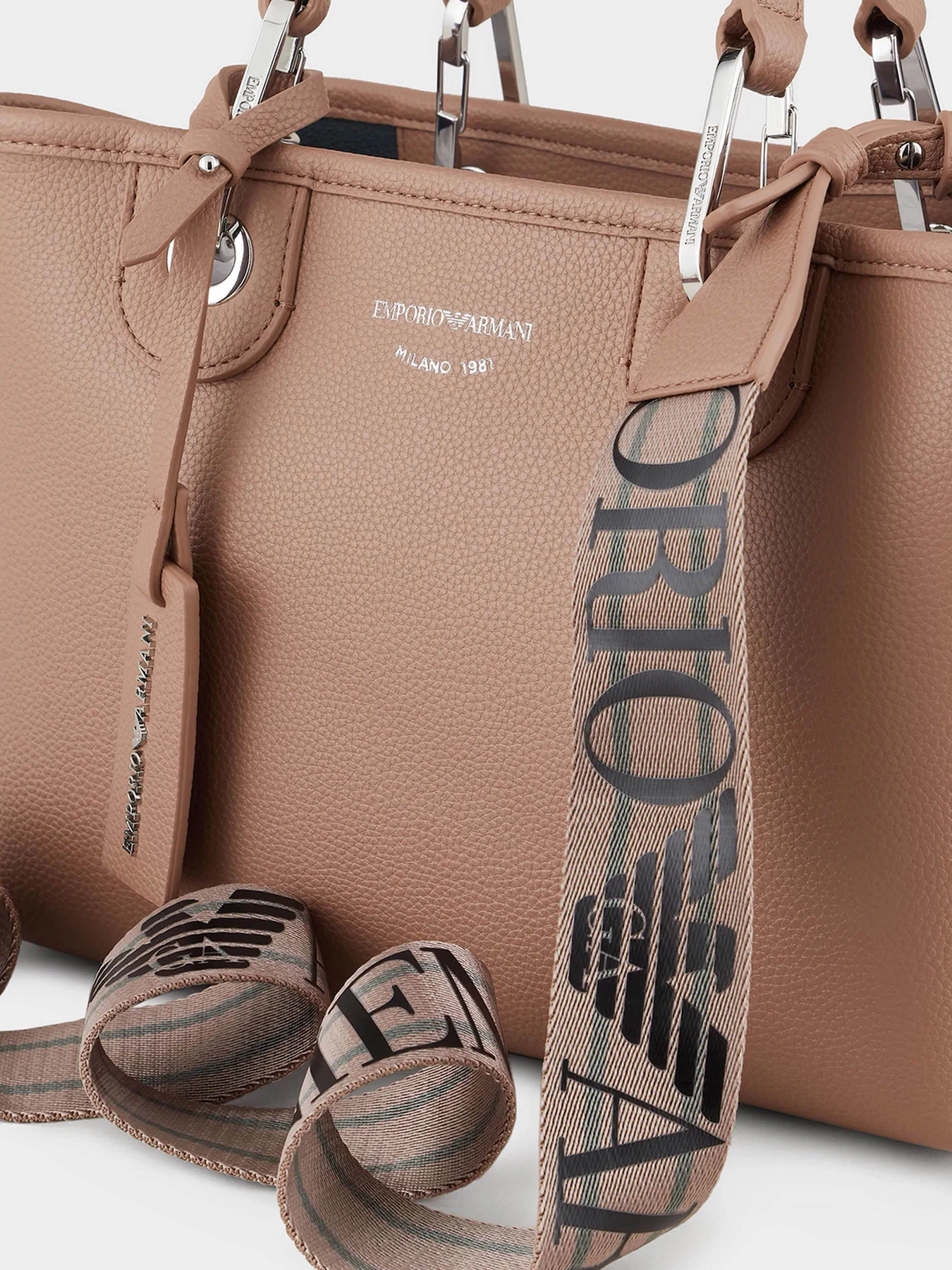 Сумки Emporio Armani модель Y3D166-YFO5E-89400 Сумки Emporio Armani модель Y3D166-YFO5E-89400 Фото
