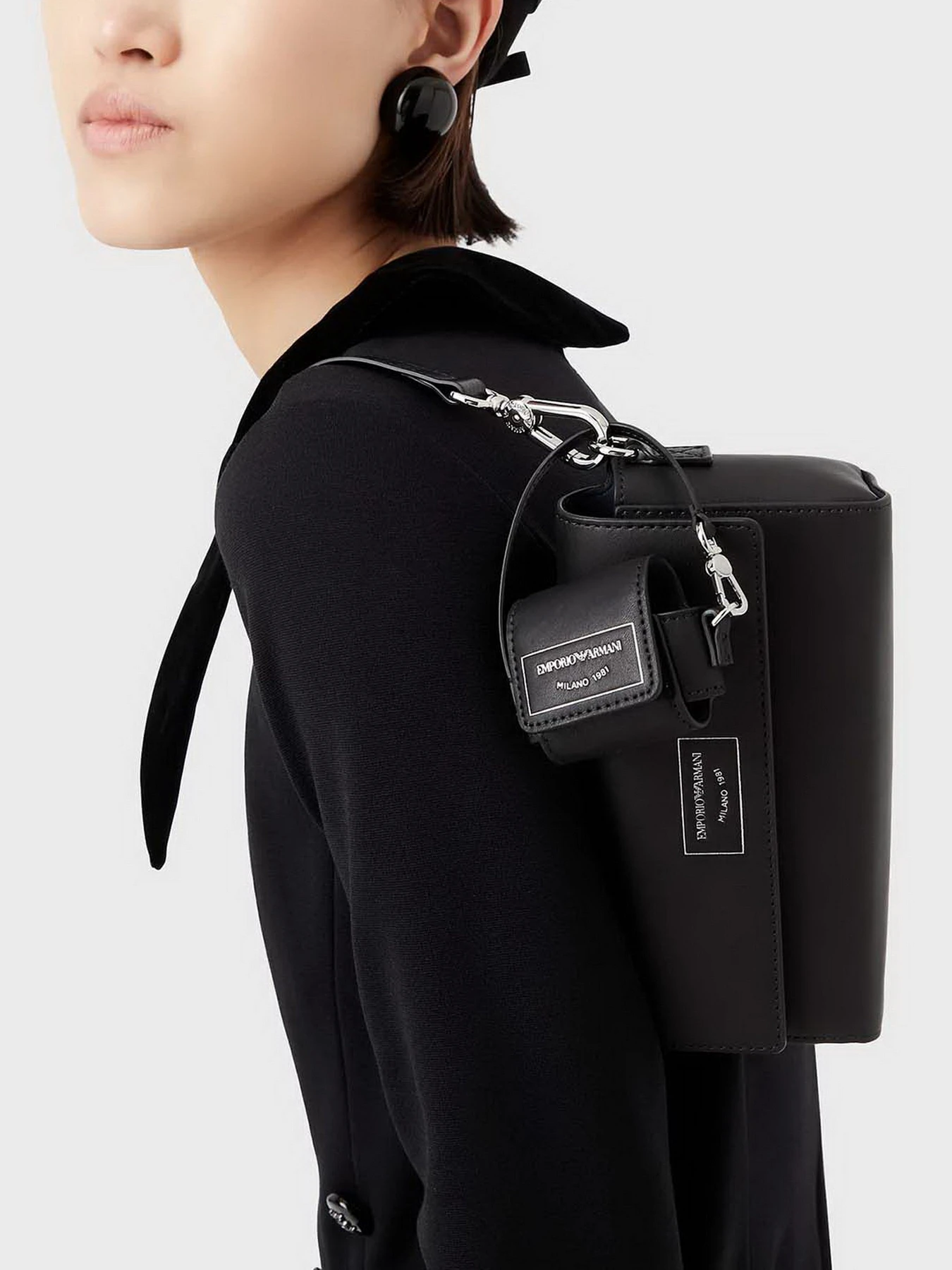 Аксессуары для смартфонов Emporio Armani модель Y3H299-Y478E-80001 Аксессуары для смартфонов Emporio Armani модель Y3H299-Y478E-80001 Фото