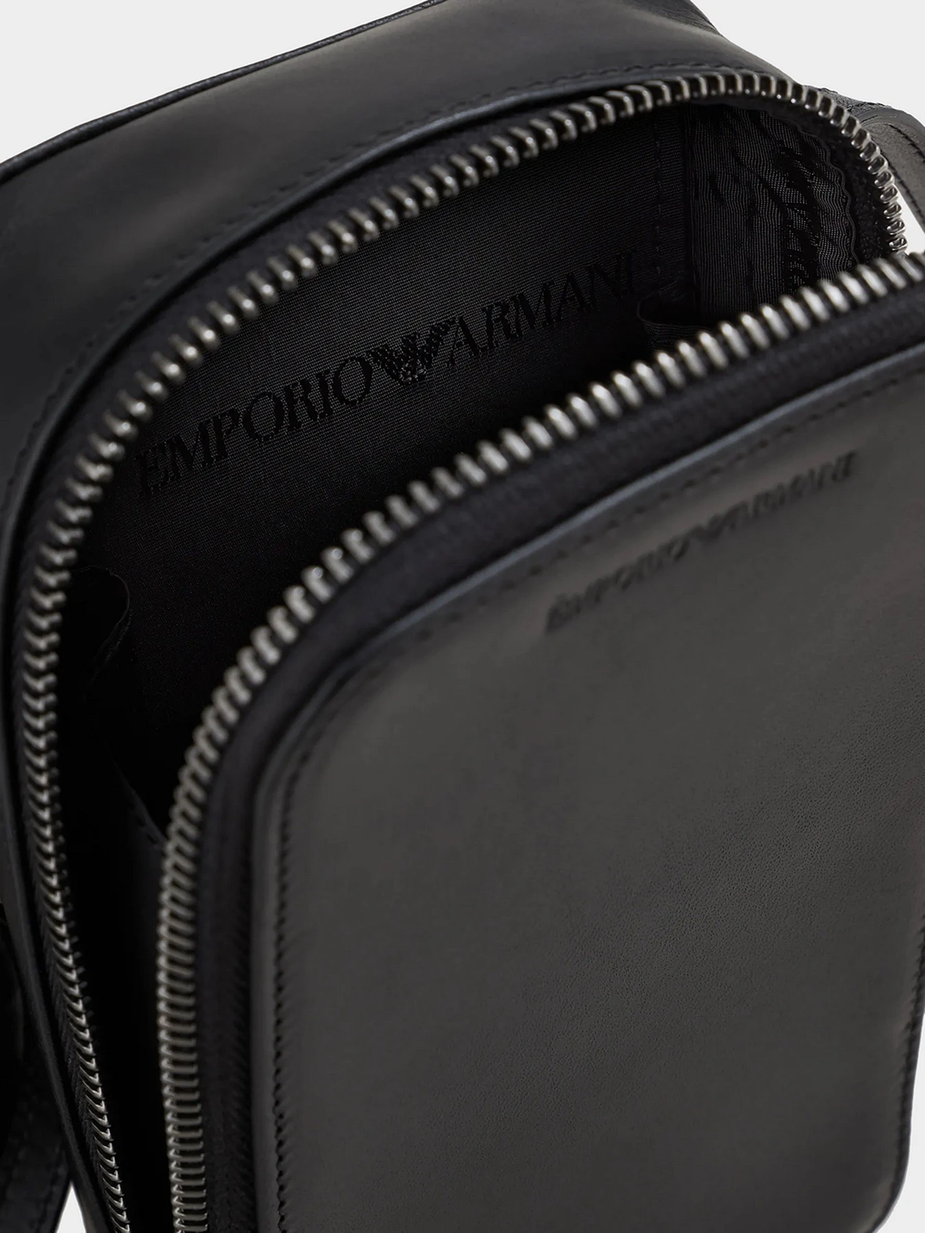 Аксессуары для смартфонов Emporio Armani модель Y4R374-Y119V-80001 Аксессуары для смартфонов Emporio Armani модель Y4R374-Y119V-80001 Фото