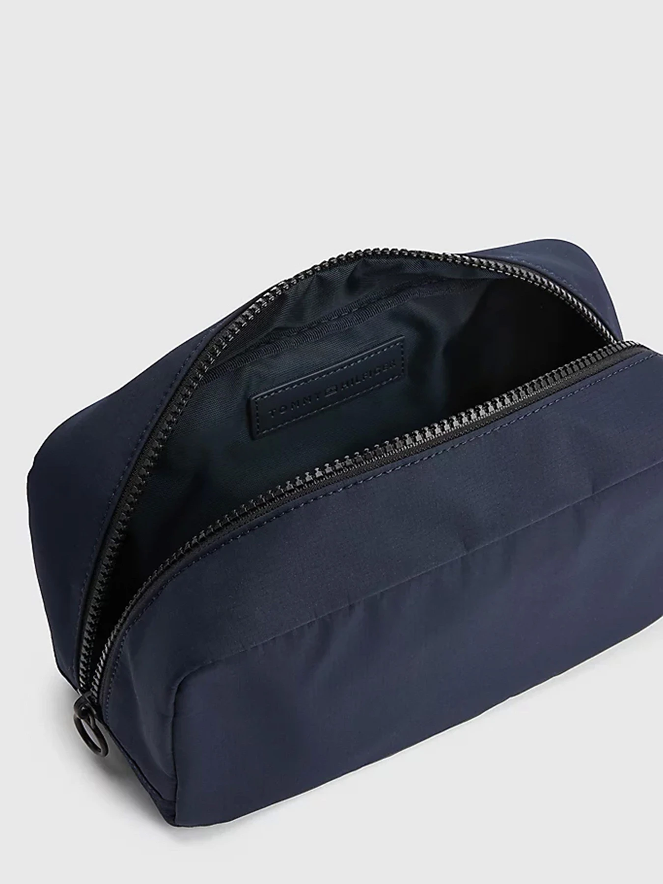 Косметичка Tommy Hilfiger Tommy Hilfiger модель AM0AM10229-DW6 Косметичка Tommy Hilfiger Tommy Hilfiger модель AM0AM10229-DW6 Фото