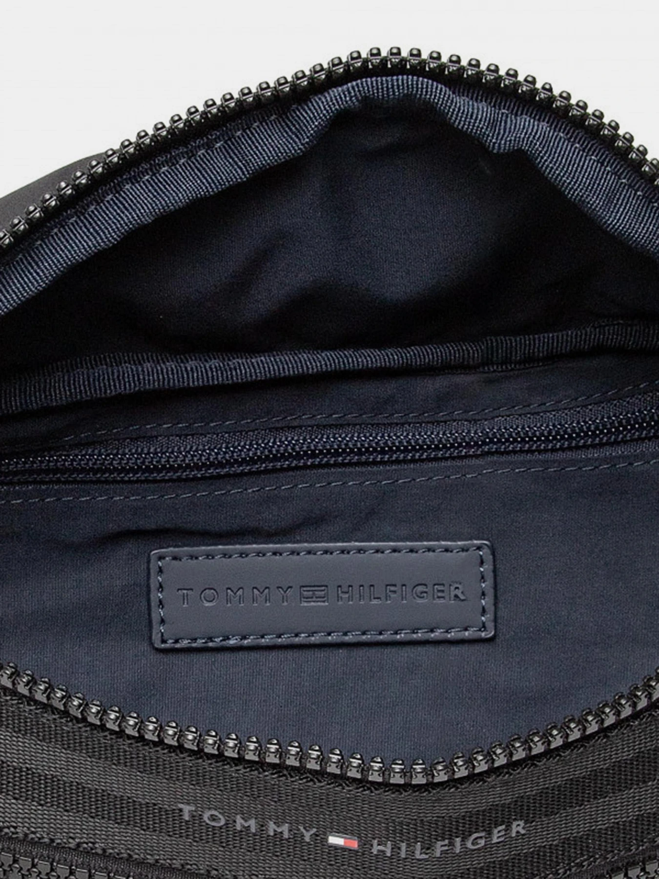 Сумки Tommy Hilfiger модель AM0AM10263-BDS Сумки Tommy Hilfiger модель AM0AM10263-BDS Фото