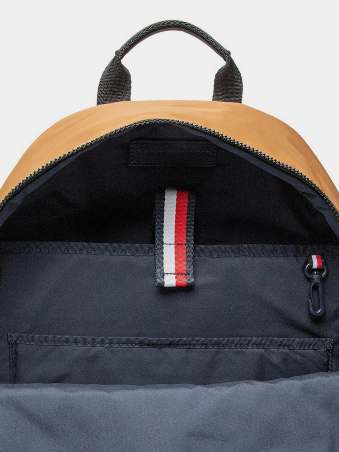 Рюкзаки Tommy Hilfiger модель AM0AM10266-GWJ Рюкзаки Tommy Hilfiger модель AM0AM10266-GWJ Фото