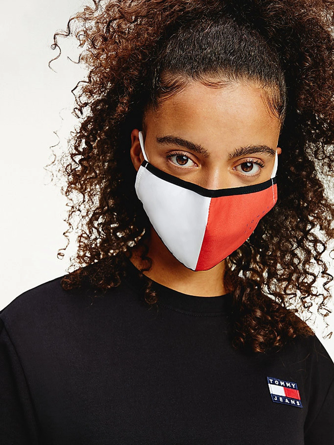 Маска защитная Tommy Hilfiger Tommy Hilfiger модель AW0AW10051-0GY Маска защитная Tommy Hilfiger Tommy Hilfiger модель AW0AW10051-0GY Фото