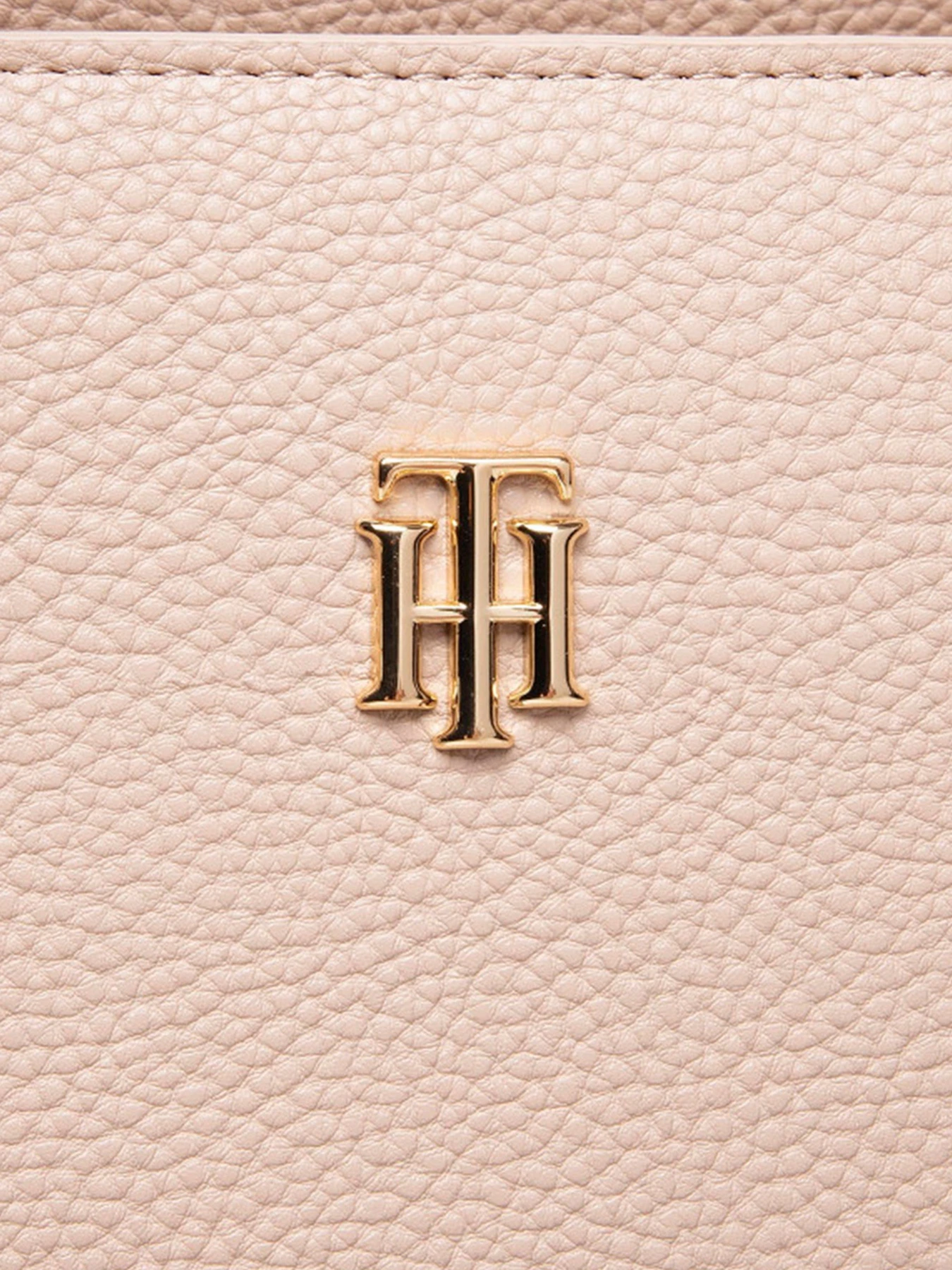 Сумки Tommy Hilfiger модель AW0AW10950-RA0 Сумки Tommy Hilfiger модель AW0AW10950-RA0 Фото