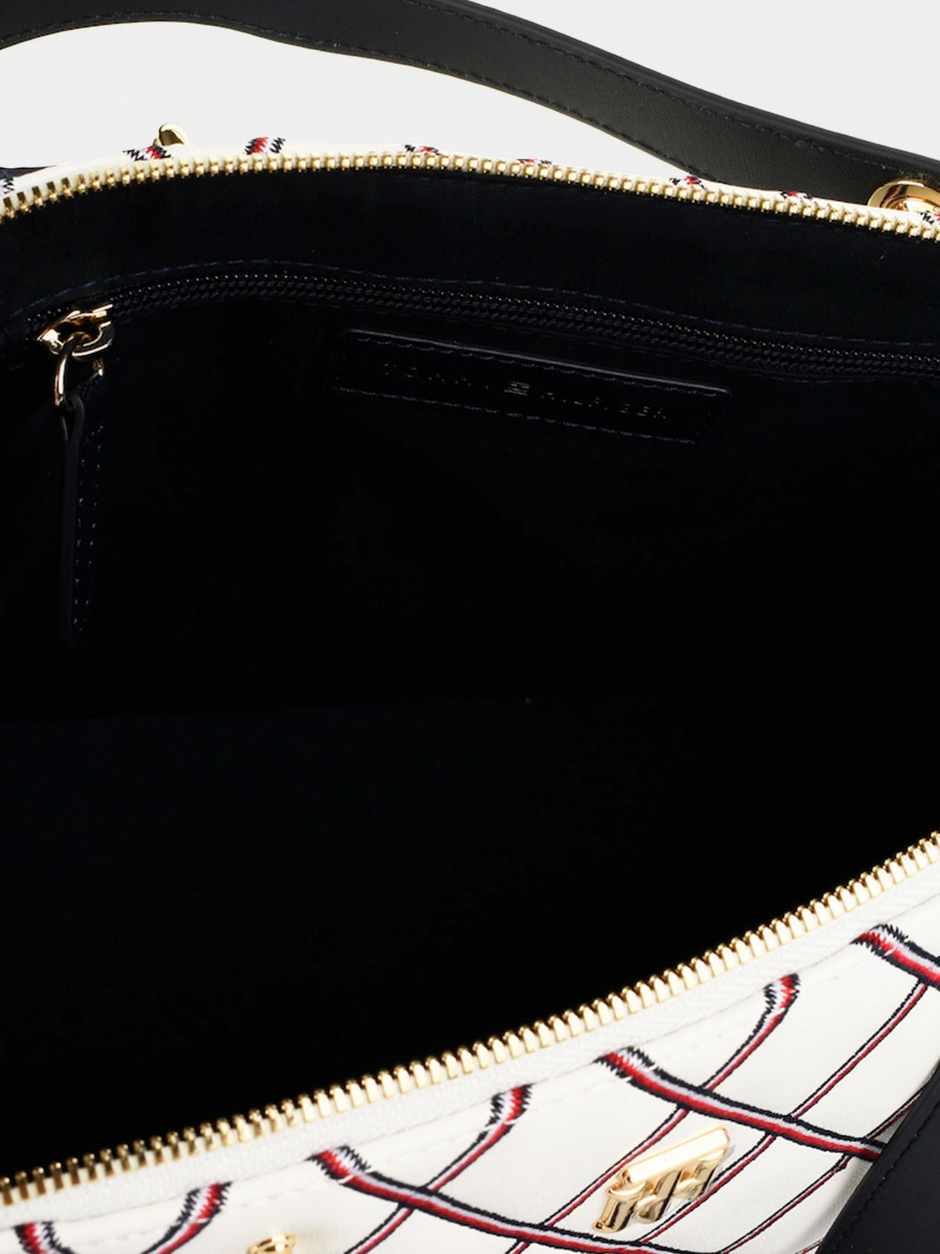 Сумки Tommy Hilfiger модель AW0AW10952-YBL Сумки Tommy Hilfiger модель AW0AW10952-YBL Фото