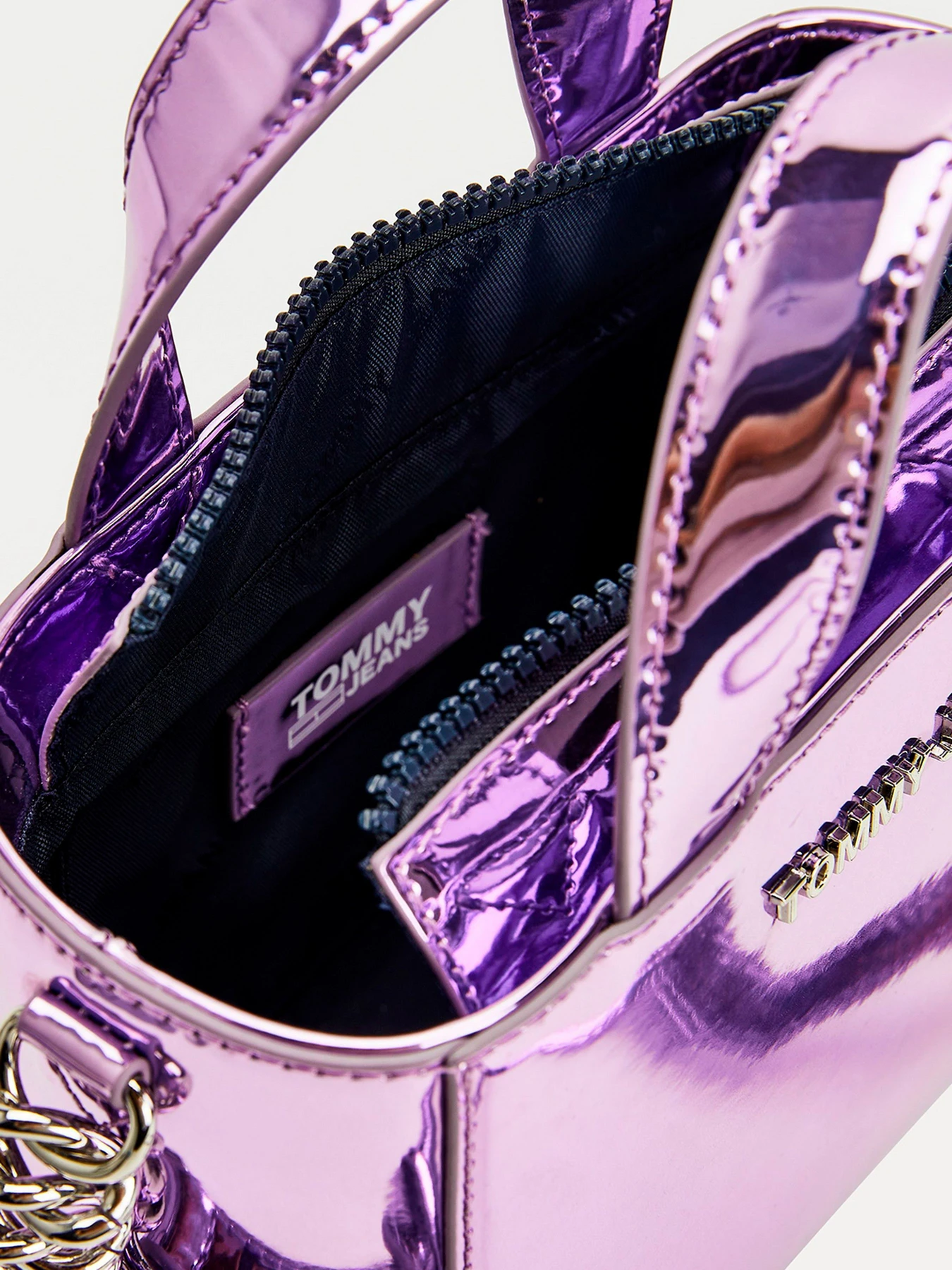 Сумки Tommy Hilfiger модель AW0AW11128-0KA Сумки Tommy Hilfiger модель AW0AW11128-0KA Фото