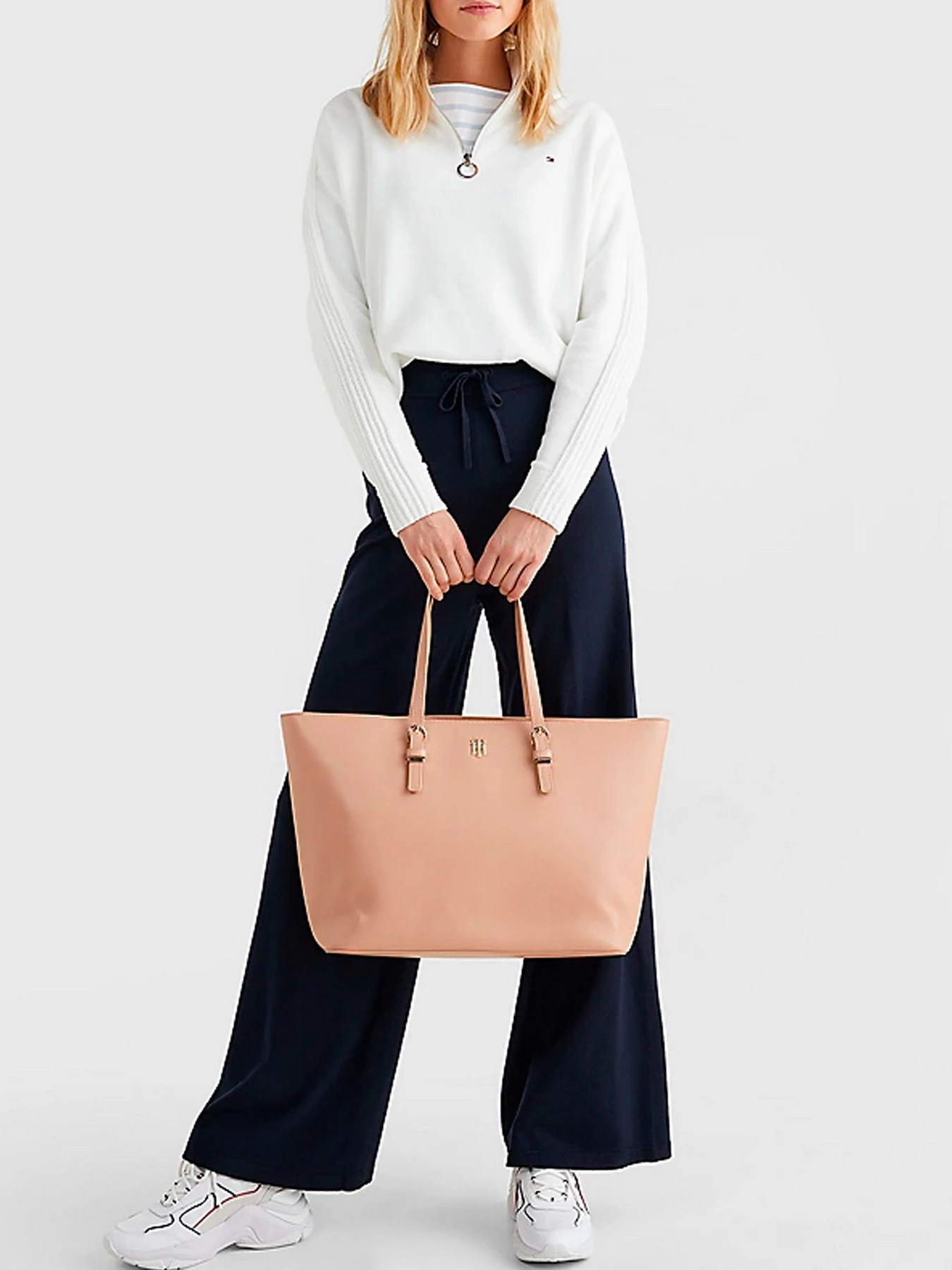 Сумки Tommy Hilfiger модель AW0AW11329-ABR Сумки Tommy Hilfiger модель AW0AW11329-ABR Фото