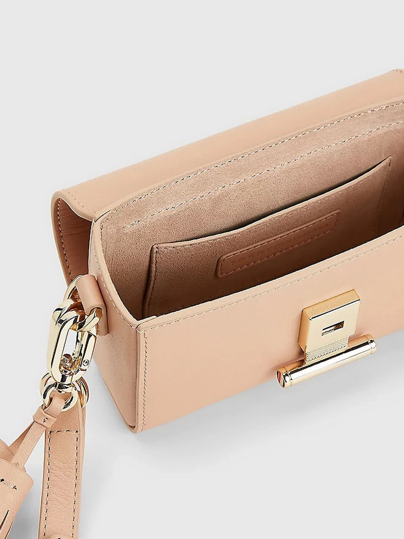 Сумки Tommy Hilfiger модель AW0AW11528-ABR Сумки Tommy Hilfiger модель AW0AW11528-ABR Фото