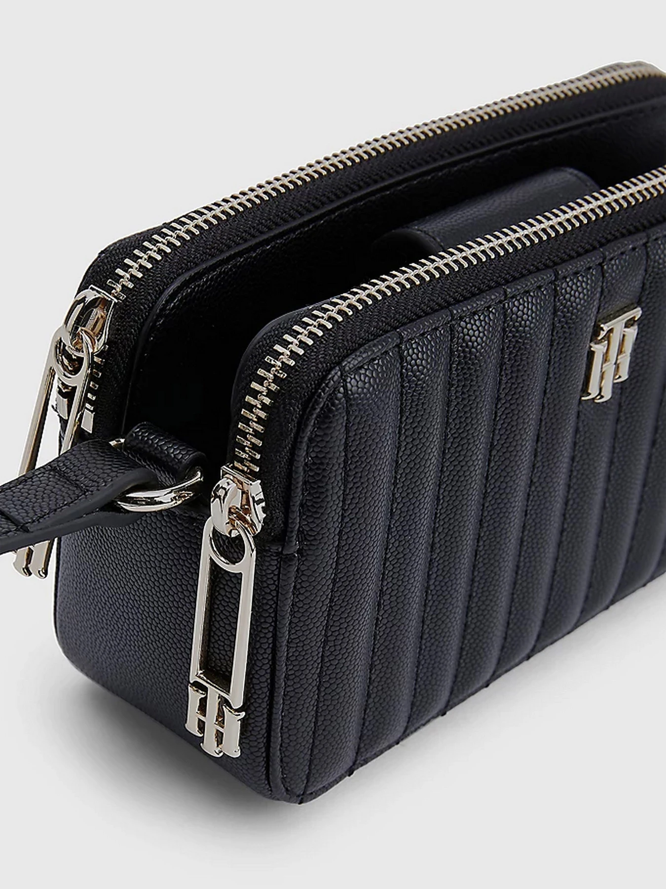 Сумки Tommy Hilfiger модель AW0AW13143-BDS Сумки Tommy Hilfiger модель AW0AW13143-BDS Фото
