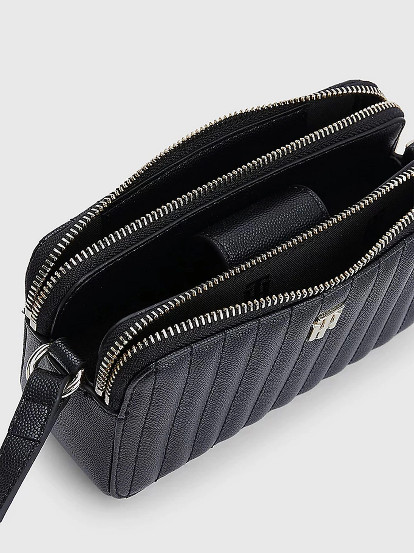Сумки Tommy Hilfiger модель AW0AW13143-BDS Сумки Tommy Hilfiger модель AW0AW13143-BDS Фото
