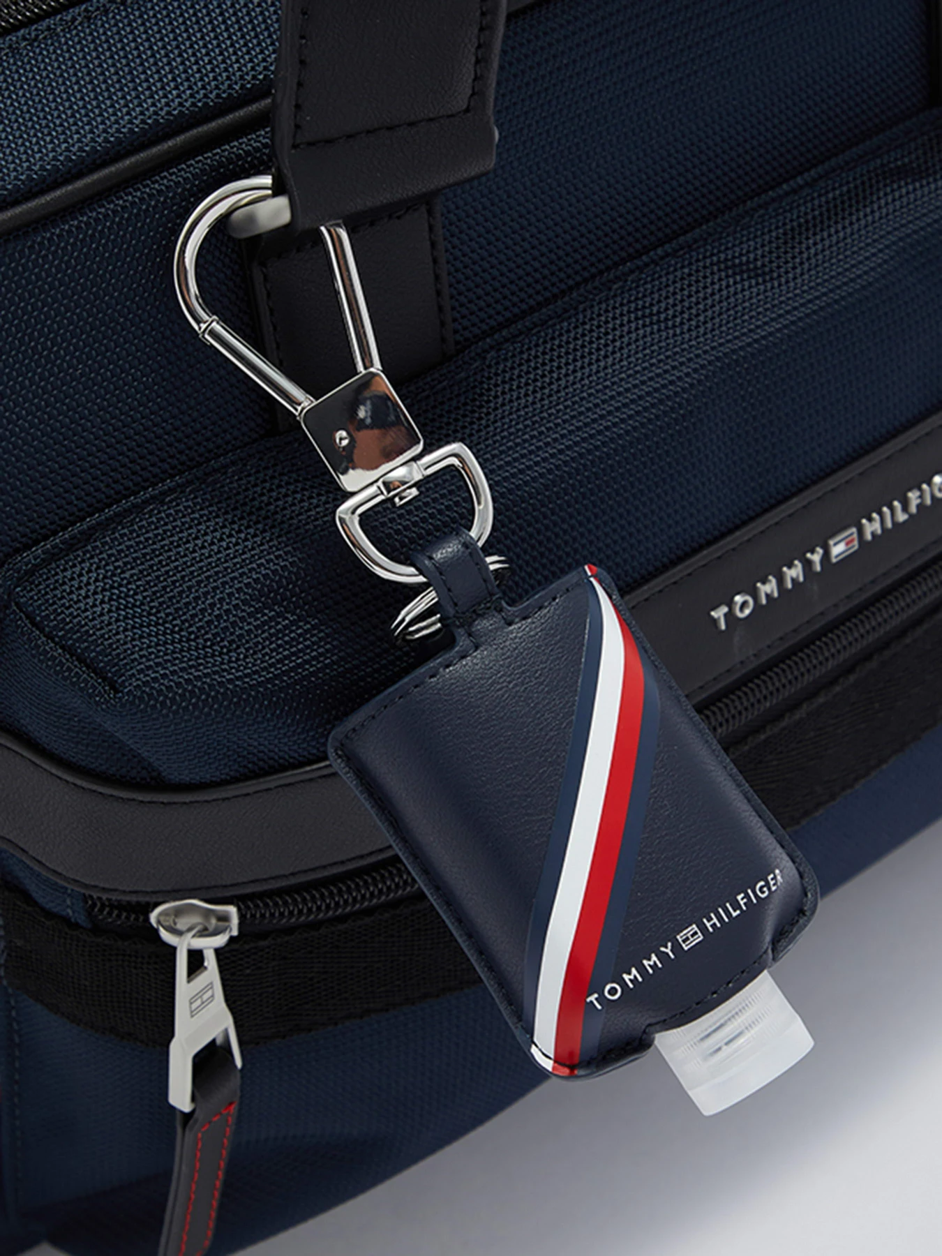 Косметички и холдеры Tommy Hilfiger модель AU0AU01166-DW5 Косметички и холдеры Tommy Hilfiger модель AU0AU01166-DW5 Фото