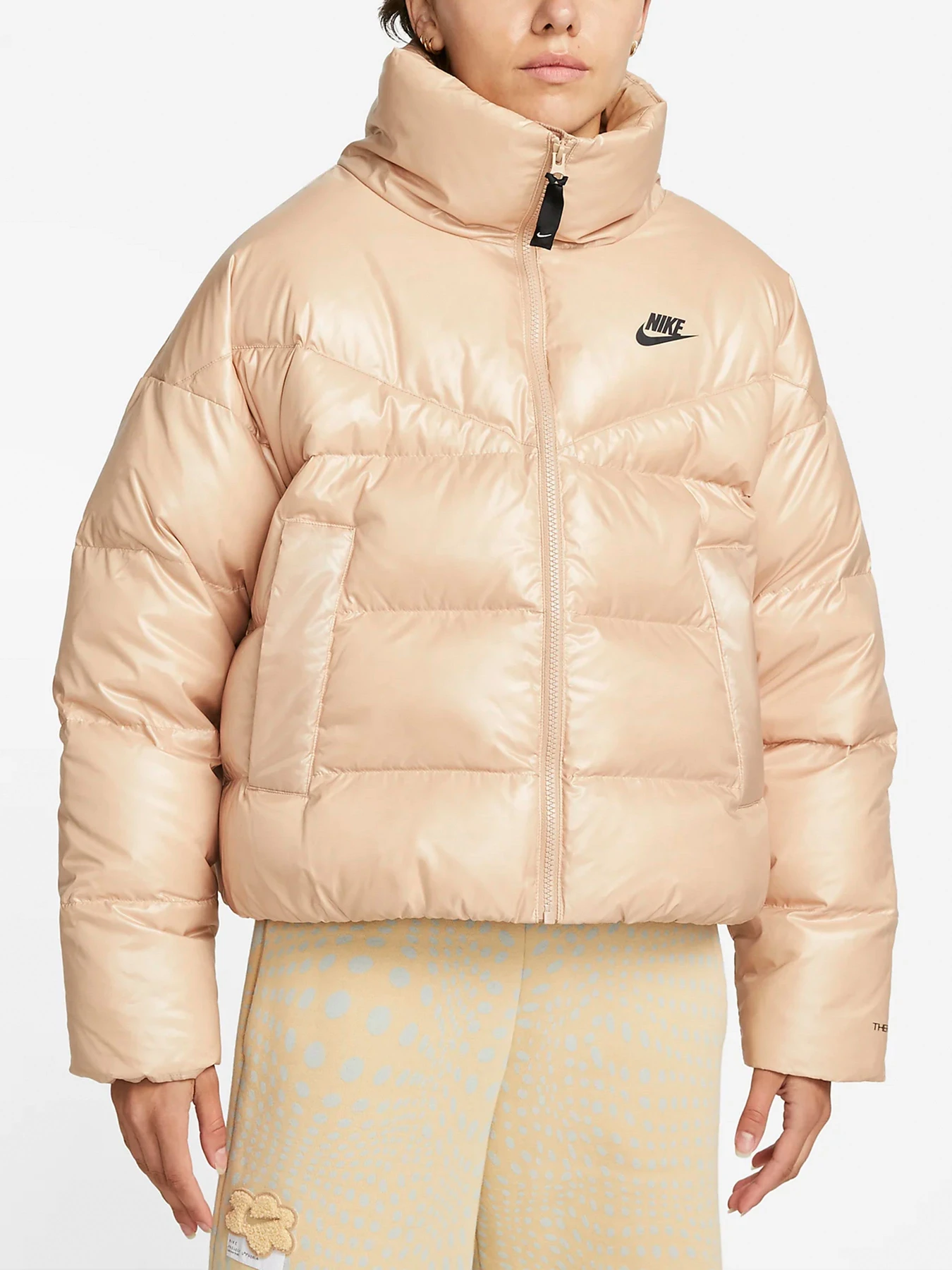 Куртки и дубленки NIKE модель DH4079-200 Куртки и дубленки NIKE модель DH4079-200 Фото