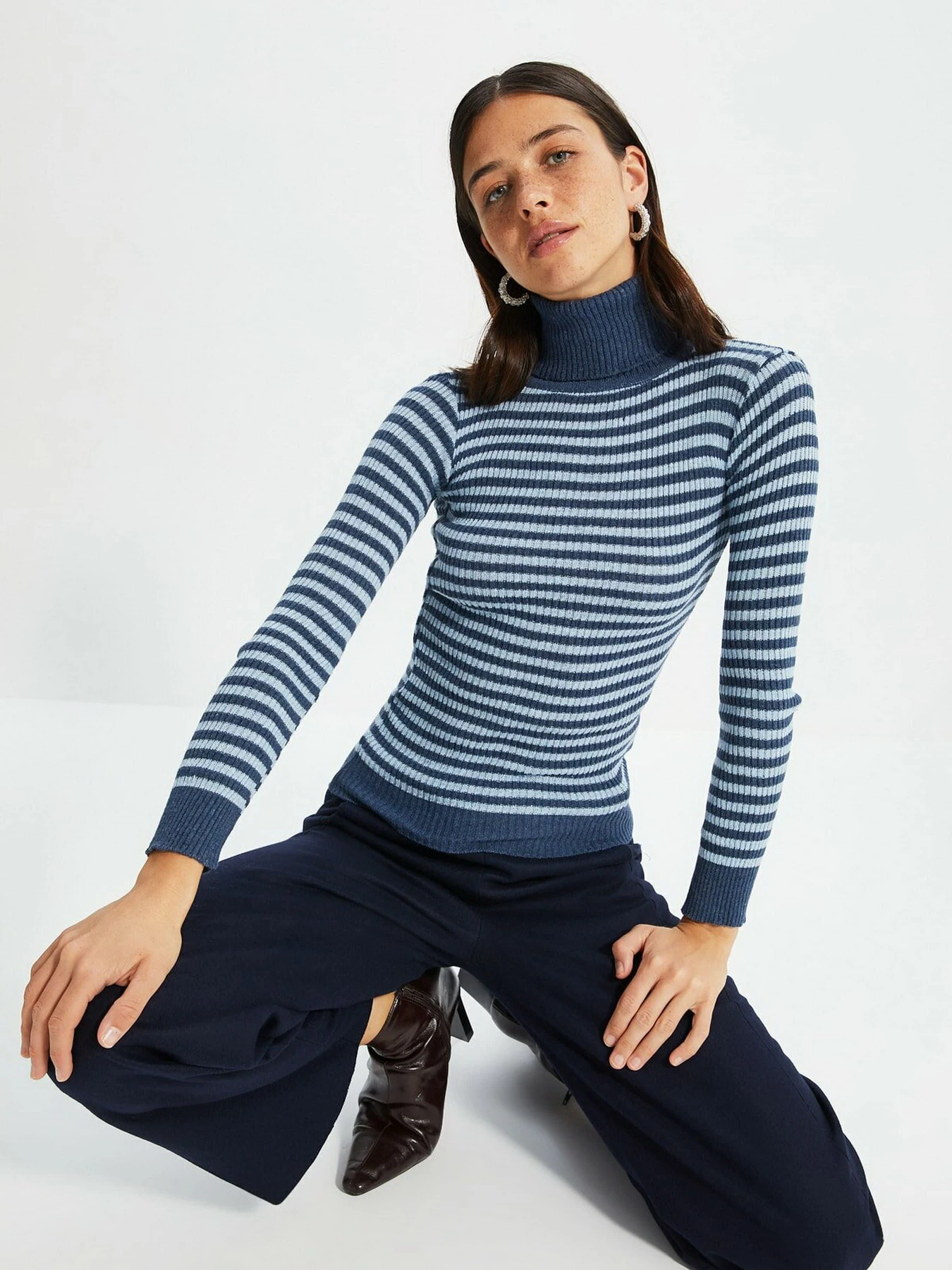 Худи и свитшоты Trendyol модель TWOAW22KZ1979/Indigo Худи и свитшоты Trendyol модель TWOAW22KZ1979/Indigo Фото