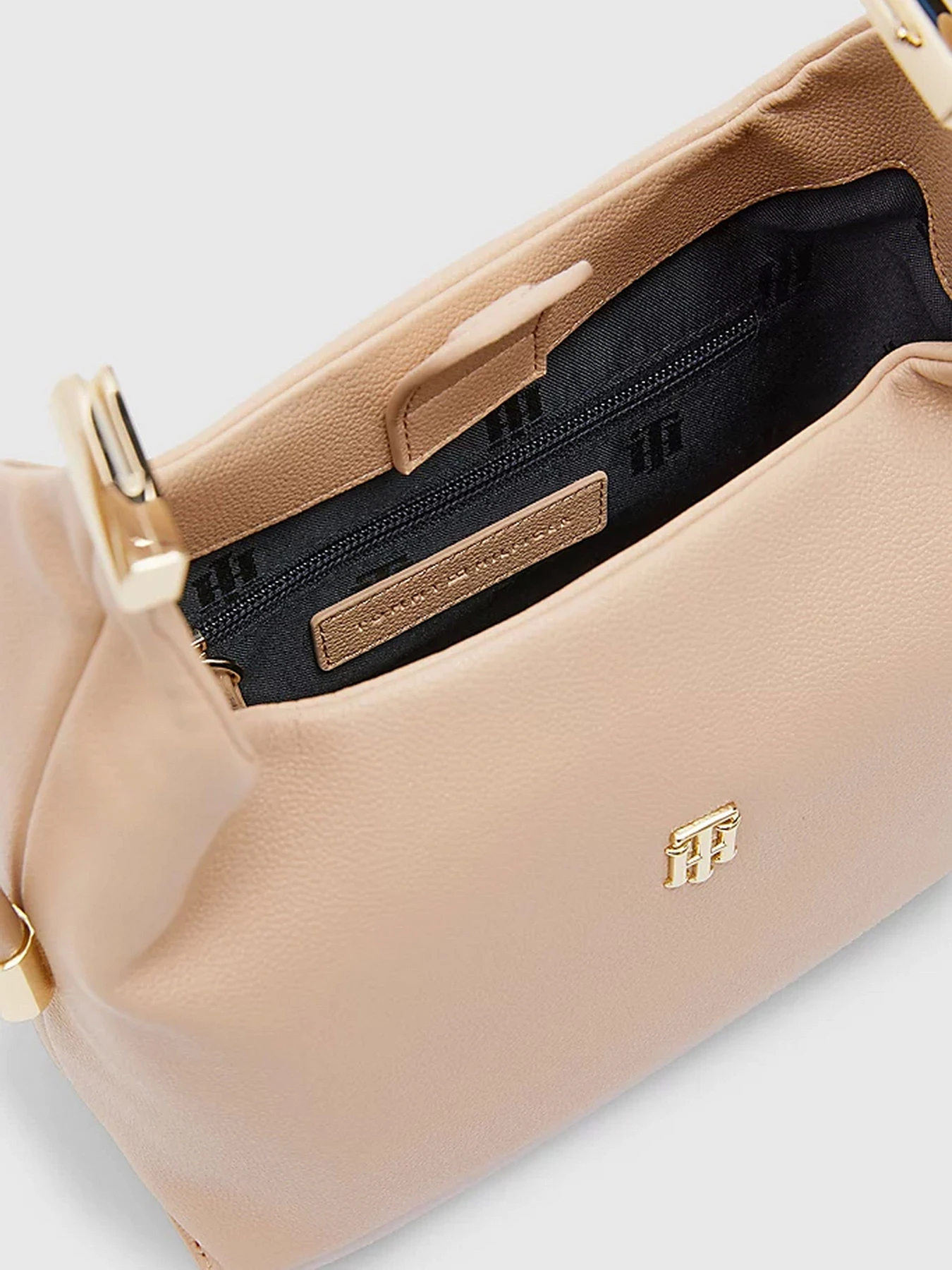 Сумки Tommy Hilfiger модель AW0AW13184-ABR Сумки Tommy Hilfiger модель AW0AW13184-ABR Фото