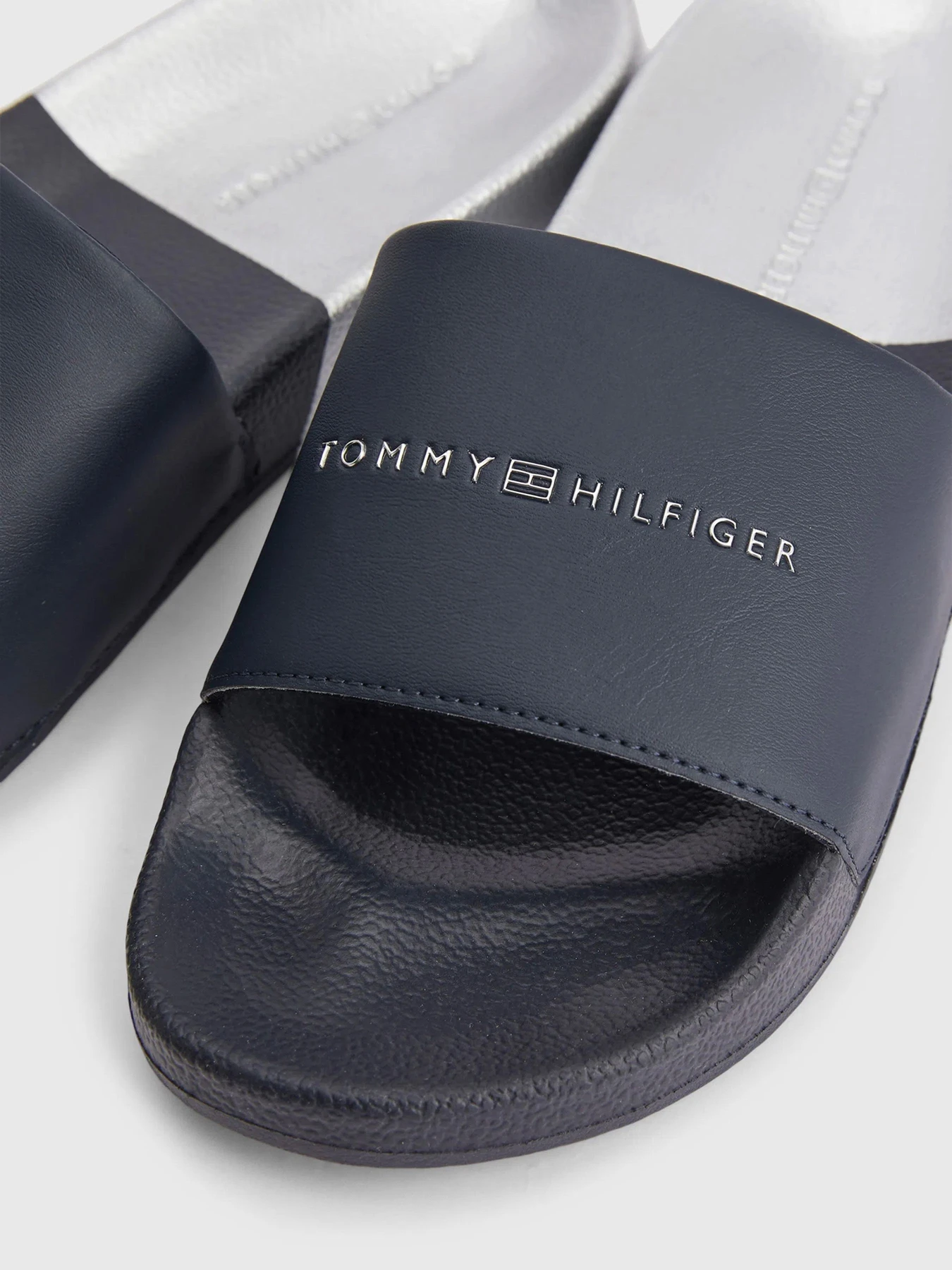 Шлёпанцы Tommy Hilfiger модель FW0FW06334-DW5 Шлёпанцы Tommy Hilfiger модель FW0FW06334-DW5 Фото
