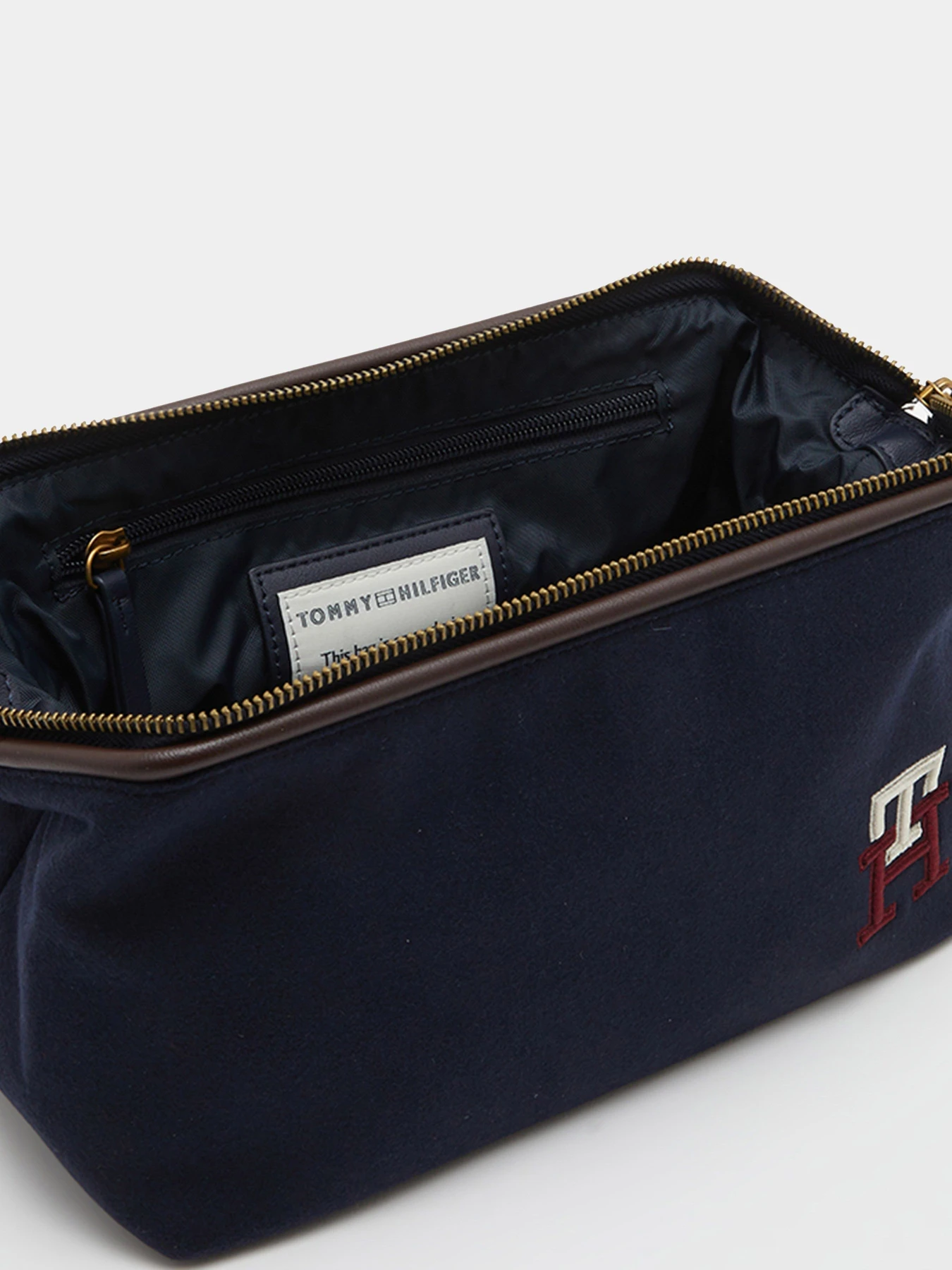 NEW PREP WASHBAG Tommy Hilfiger модель AM0AM10251-DW6 NEW PREP WASHBAG Tommy Hilfiger модель AM0AM10251-DW6 Фото