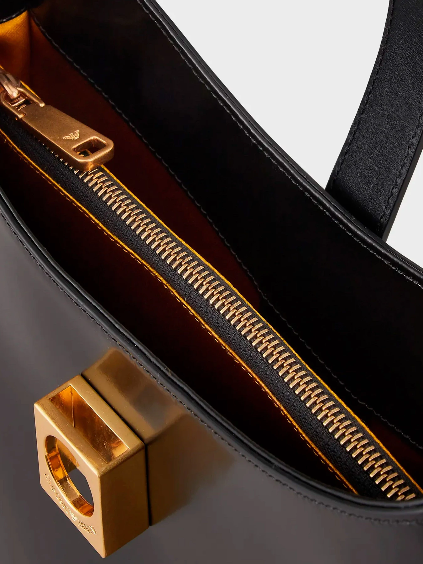Сумки Emporio Armani модель Y3E206-Y498O-81386 Фото