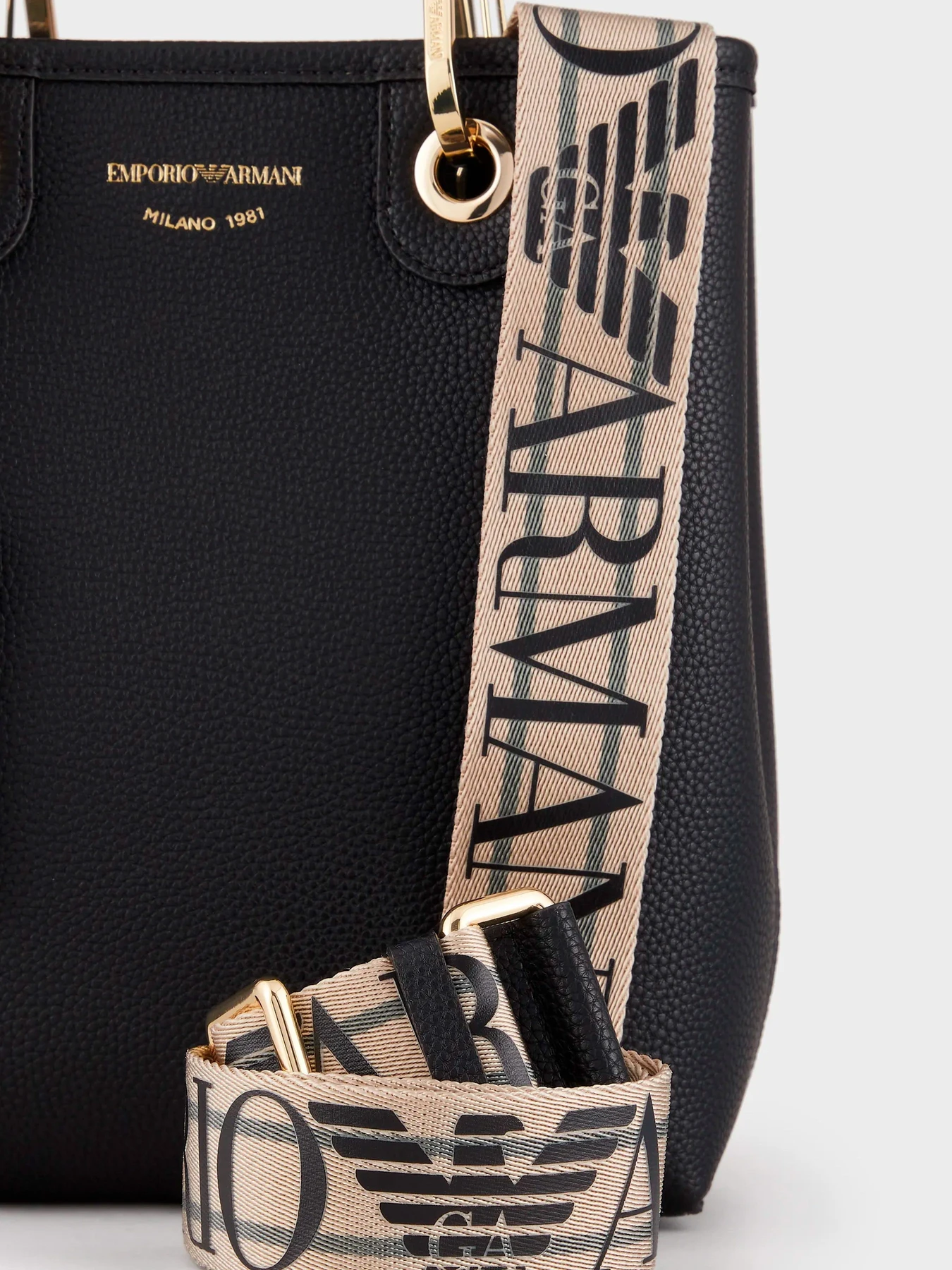 Сумки Emporio Armani модель Y3D255-YFO5B-85218 Сумки Emporio Armani модель Y3D255-YFO5B-85218 Фото