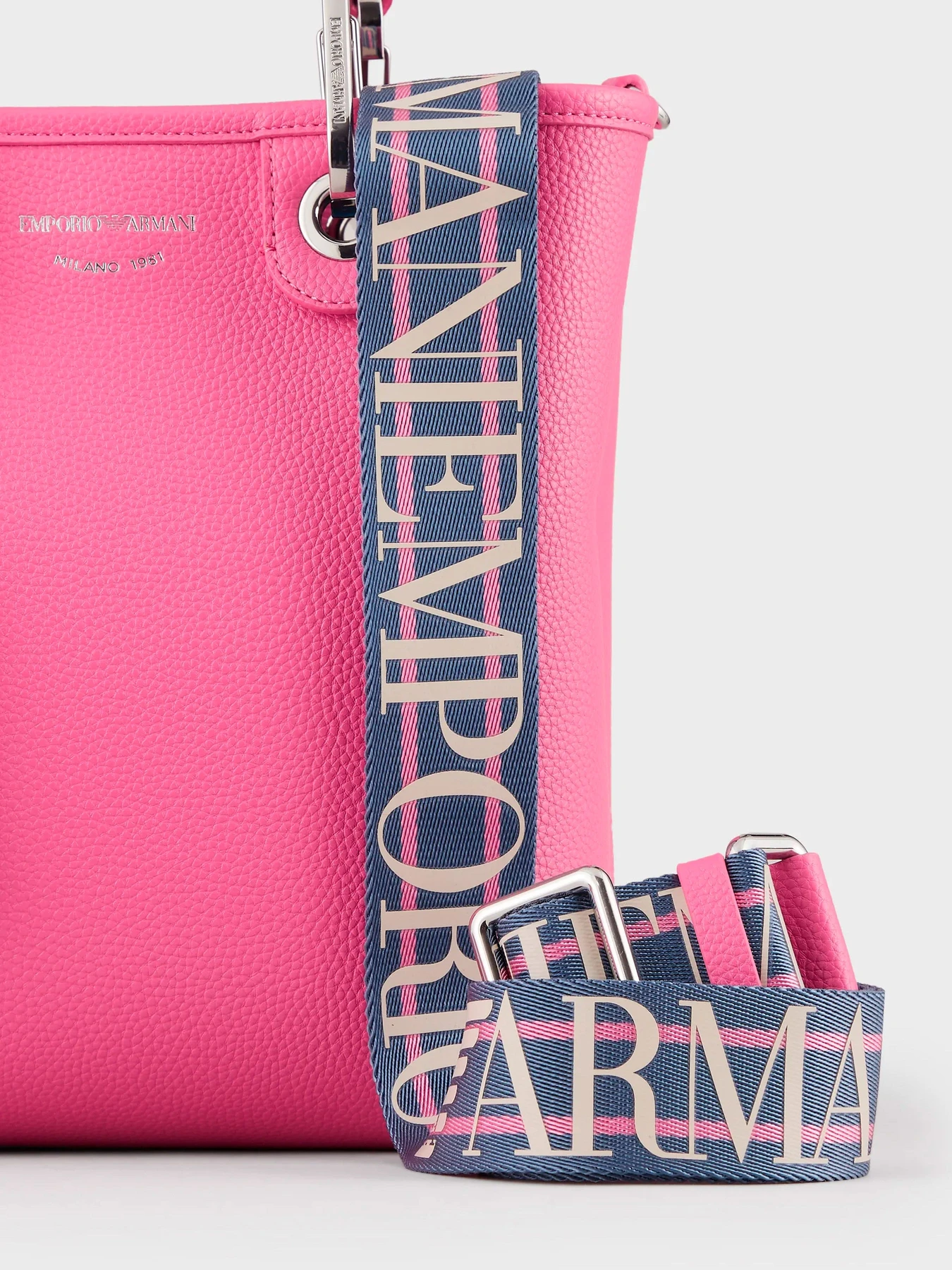 Сумки Emporio Armani модель Y3D255-YFO5E-88308 Сумки Emporio Armani модель Y3D255-YFO5E-88308 Фото