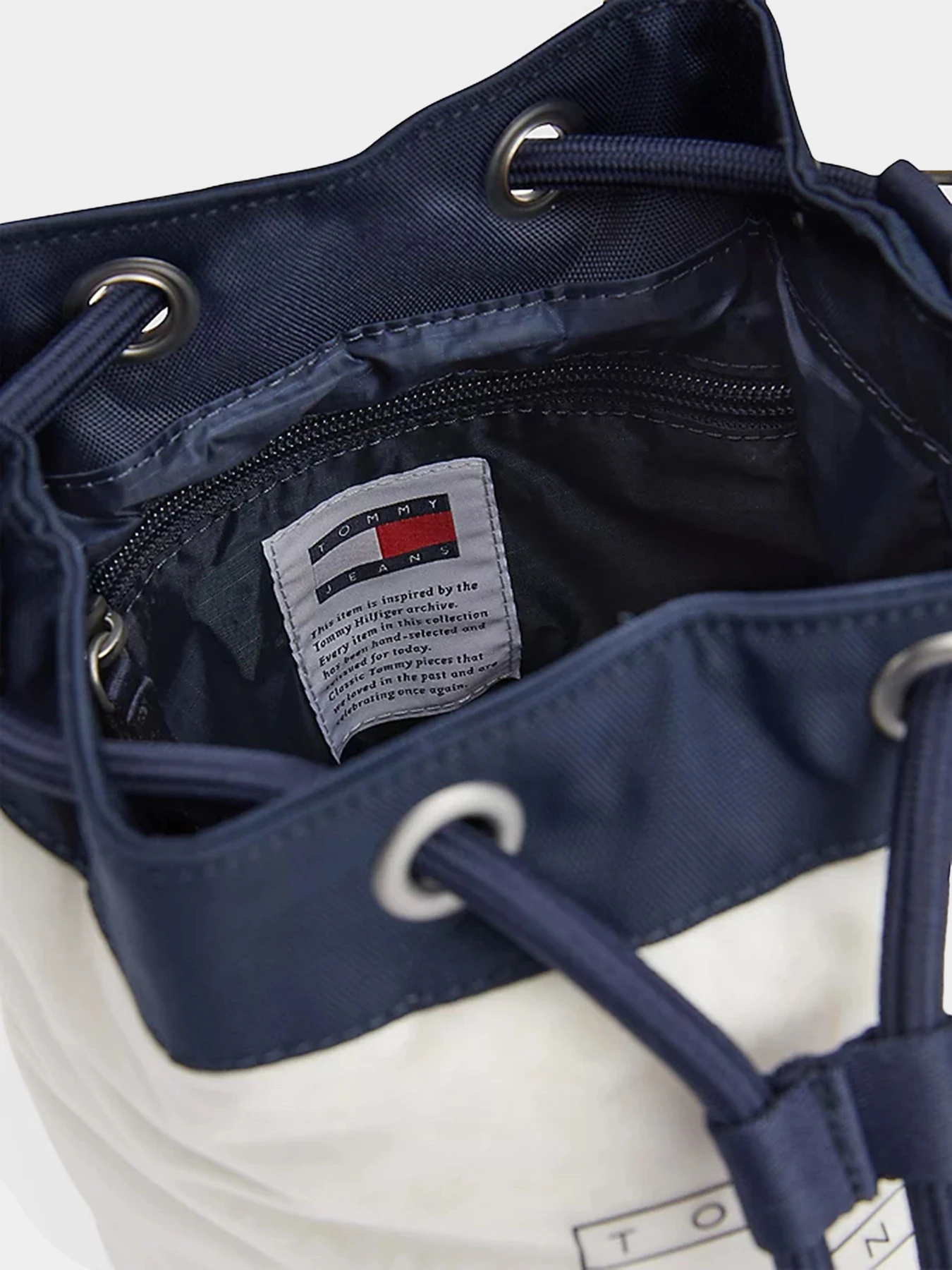 Сумки Tommy Hilfiger модель AW0AW14021-0K4 Сумки Tommy Hilfiger модель AW0AW14021-0K4 Фото