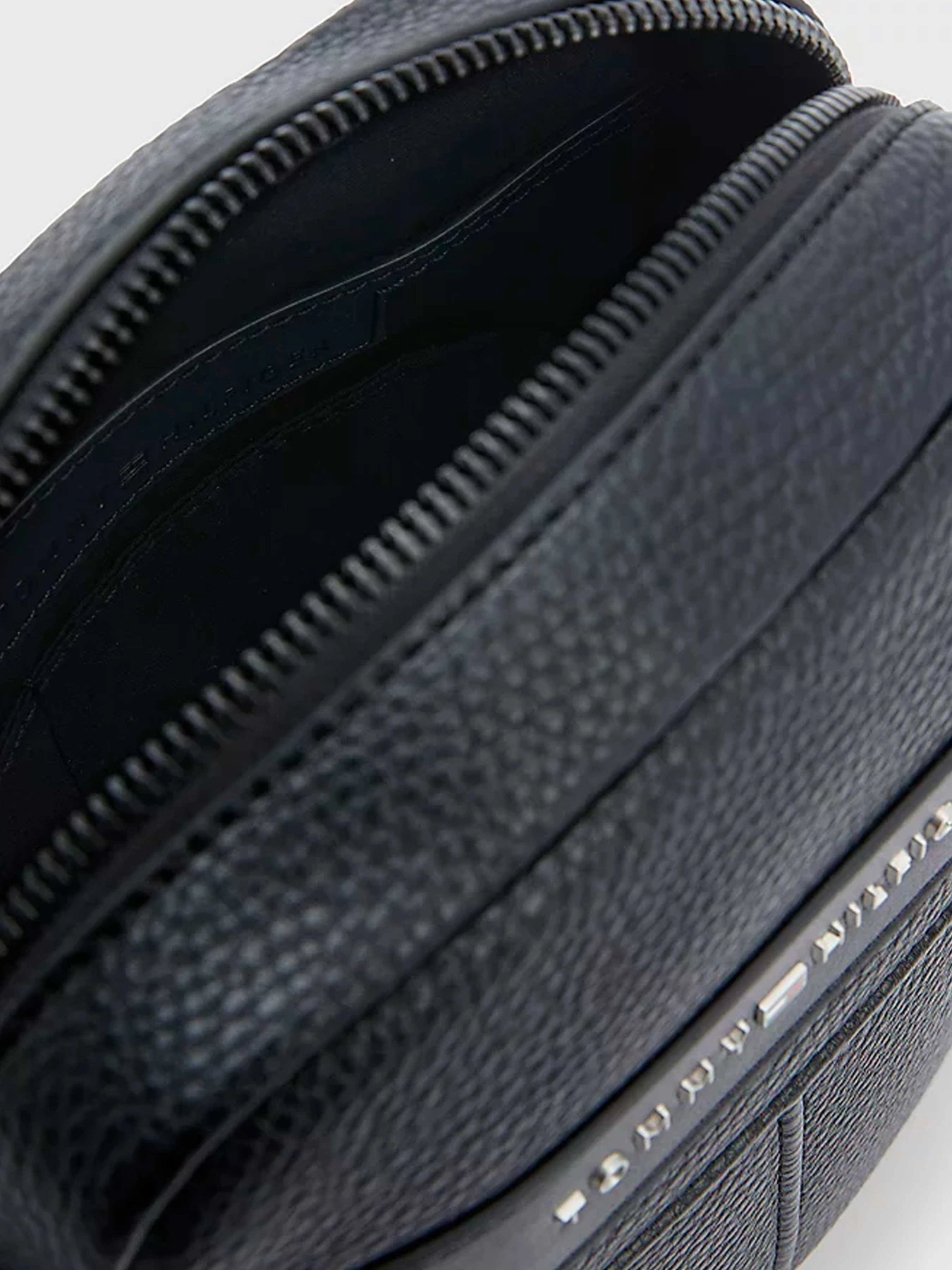 Сумки Tommy Hilfiger модель AM0AM10564-BDS Сумки Tommy Hilfiger модель AM0AM10564-BDS Фото