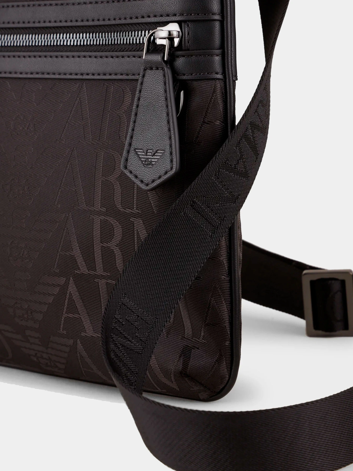 Сумки Emporio Armani модель Y4M185-Y152J-81073 Сумки Emporio Armani модель Y4M185-Y152J-81073 Фото