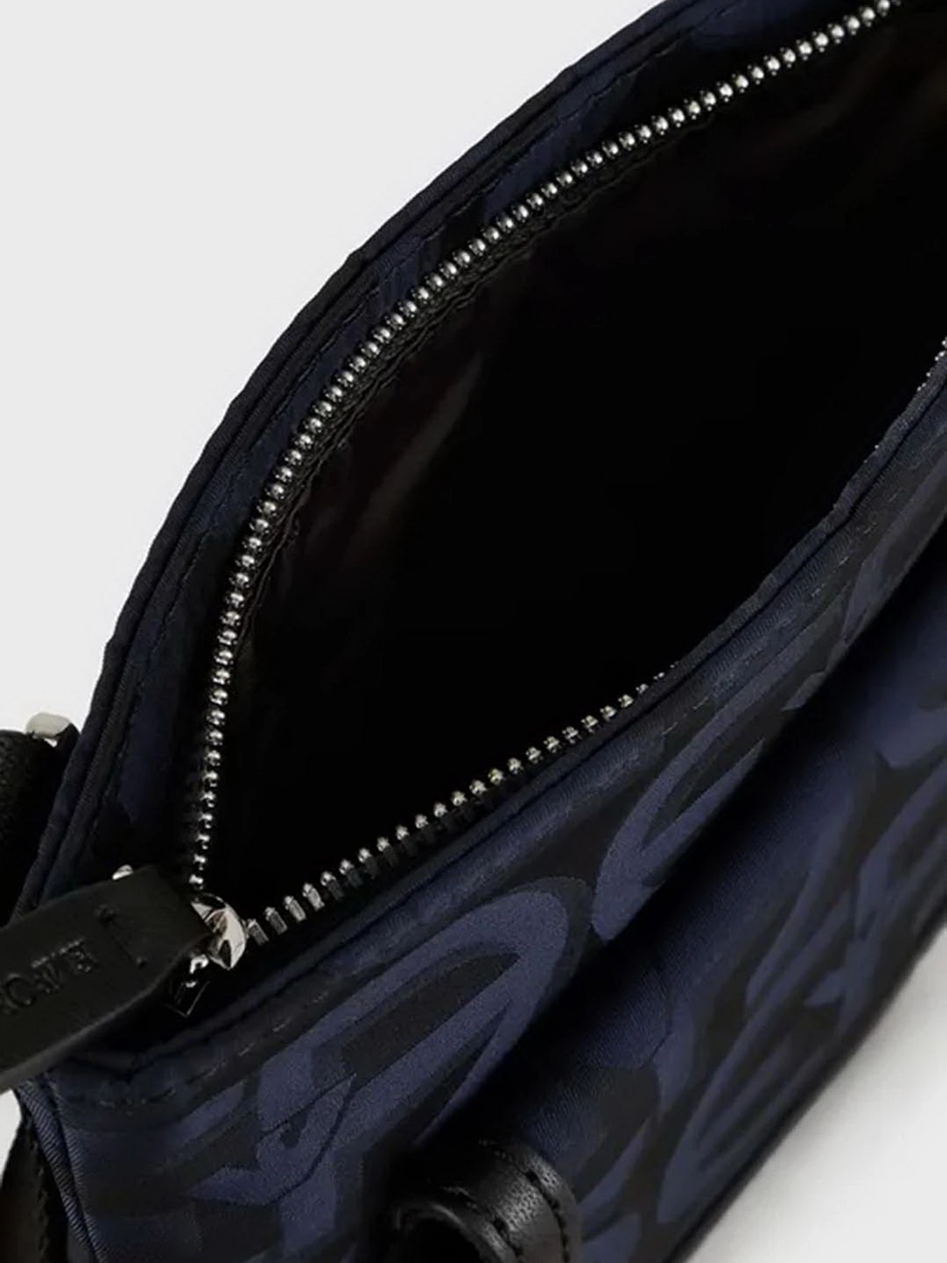 Сумки Emporio Armani модель Y4R384-Y140E-88017 Сумки Emporio Armani модель Y4R384-Y140E-88017 Фото