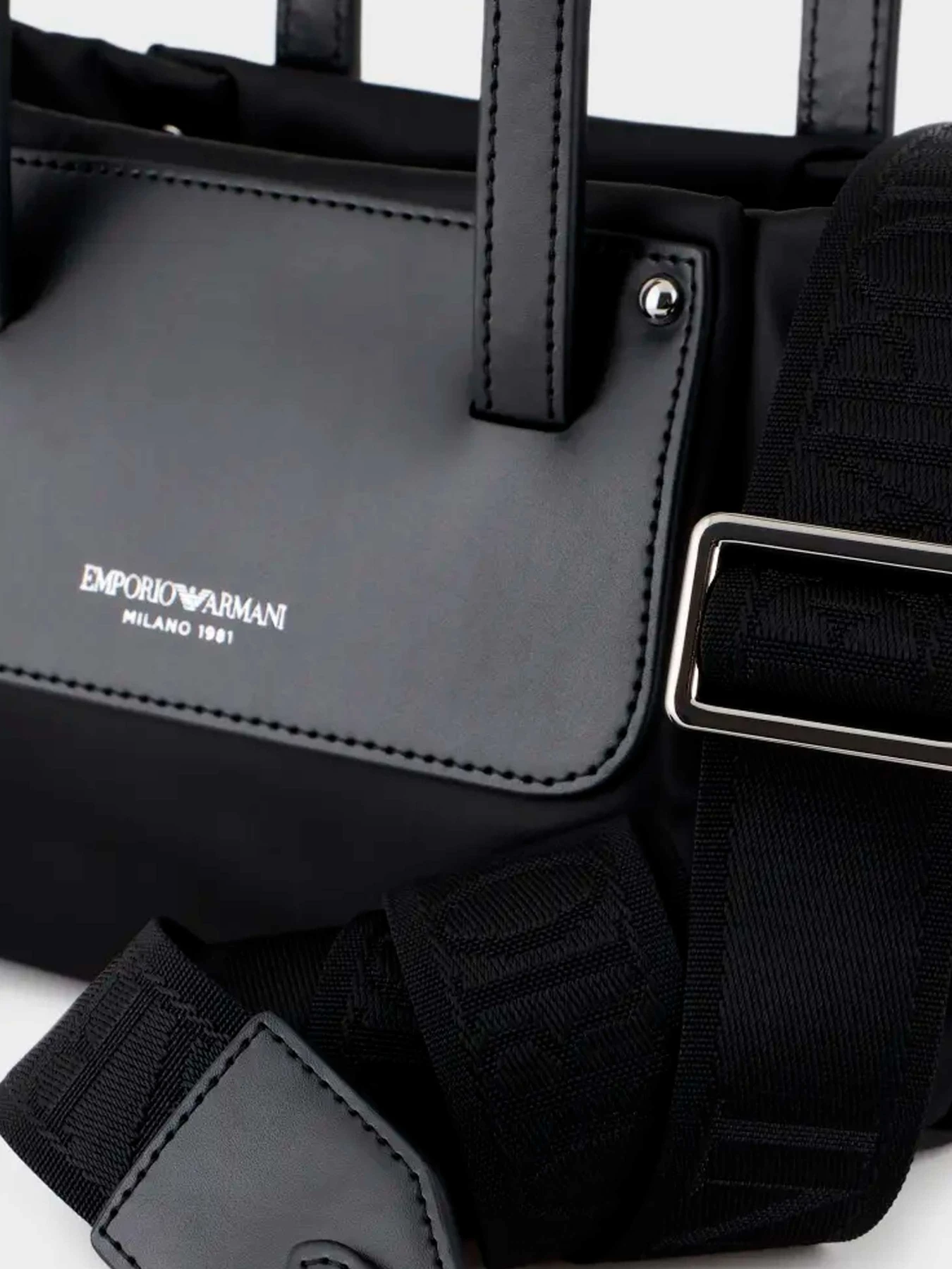 Сумки Emporio Armani модель Y3A151-YVM5E-80001 Сумки Emporio Armani модель Y3A151-YVM5E-80001 Фото