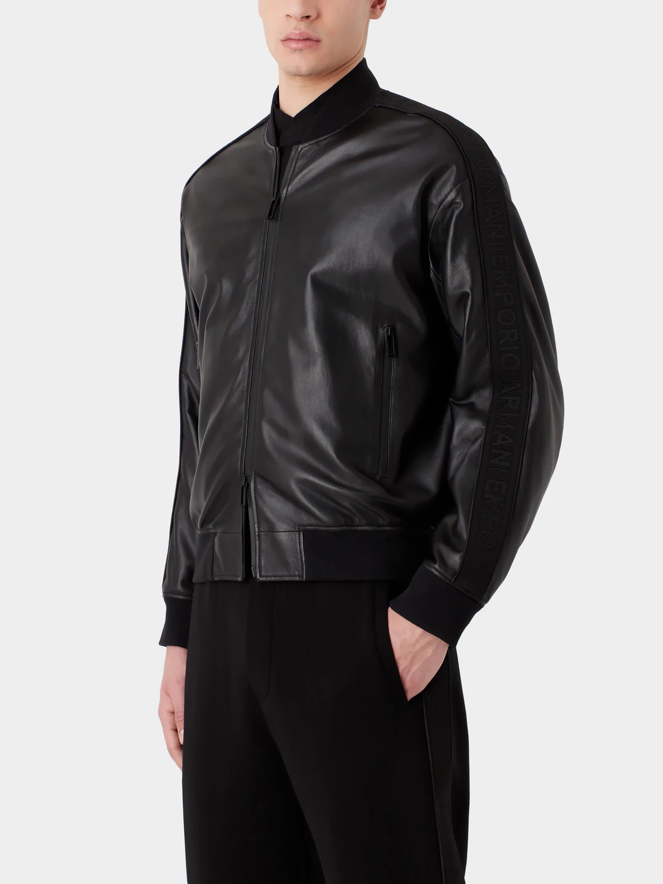 Куртки и дубленки Emporio Armani модель D41R79-D1P72-999 Куртки и дубленки Emporio Armani модель D41R79-D1P72-999 Фото