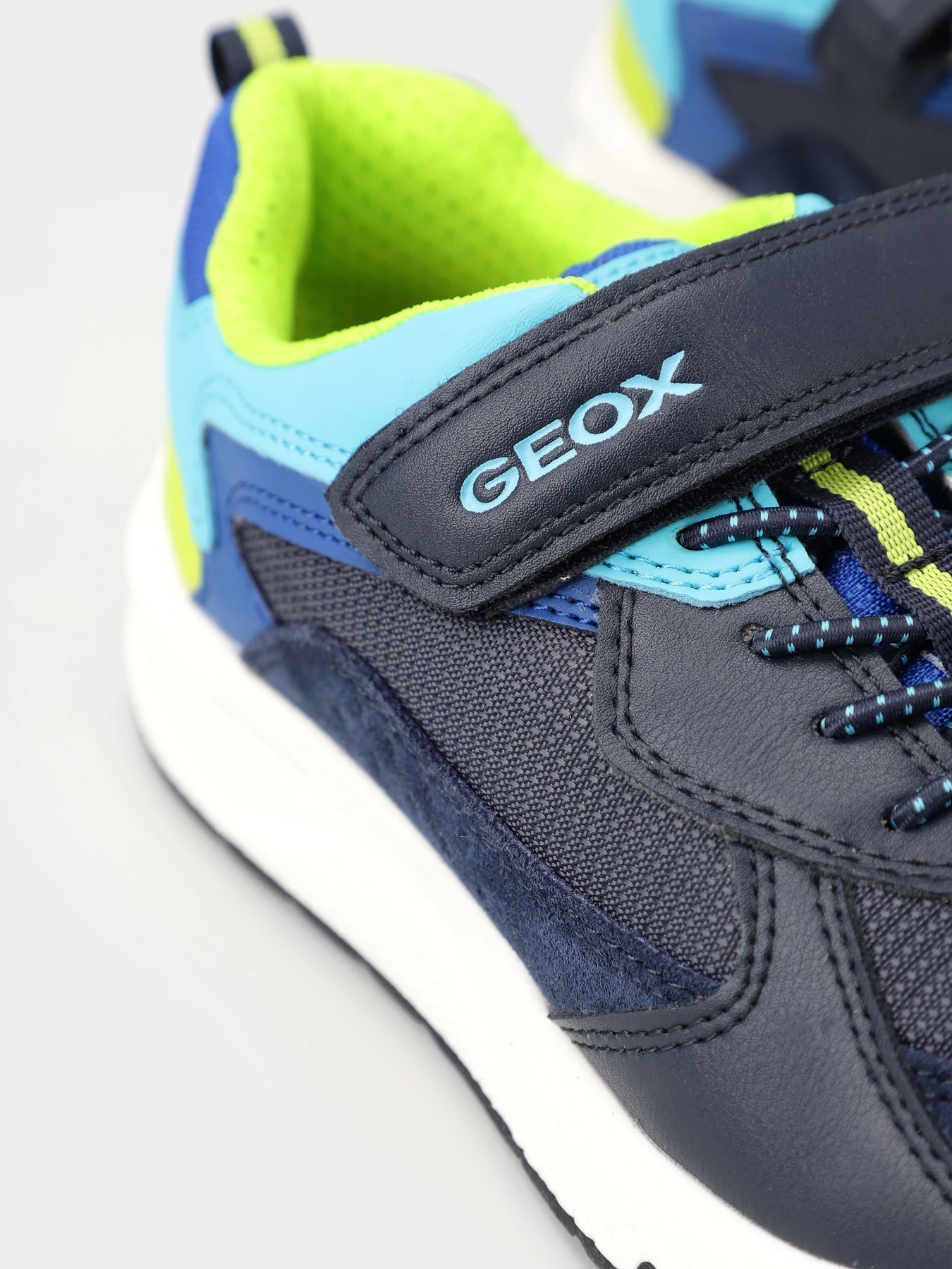 Кроссовки Geox модель J26H0C-01122-C0749 Кроссовки Geox модель J26H0C-01122-C0749 Фото
