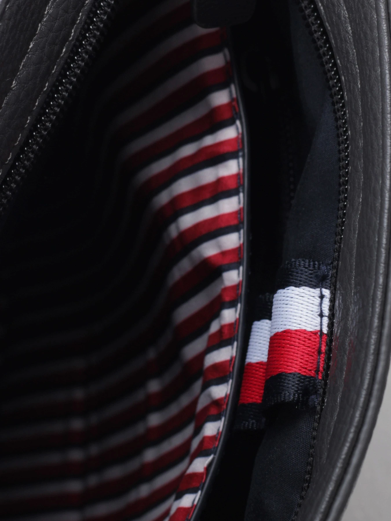 Сумки Tommy Hilfiger модель AM0AM10278-PO4 Фото