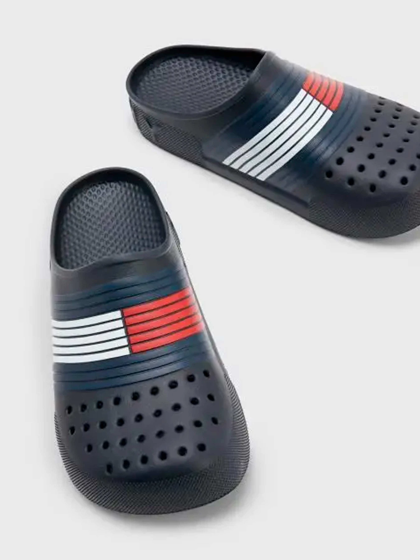 Шлёпанцы Tommy Hilfiger модель FM0FM04467-DW5 Шлёпанцы Tommy Hilfiger модель FM0FM04467-DW5 Фото