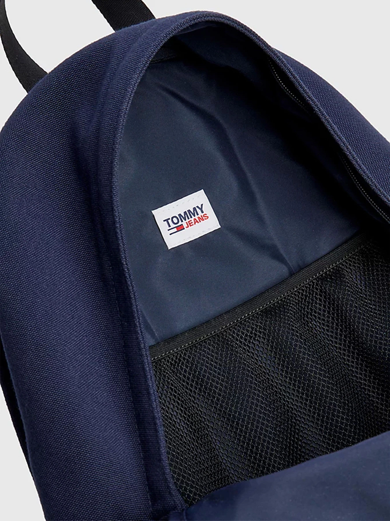Рюкзаки Tommy Hilfiger модель AM0AM10883-C87 Рюкзаки Tommy Hilfiger модель AM0AM10883-C87 Фото