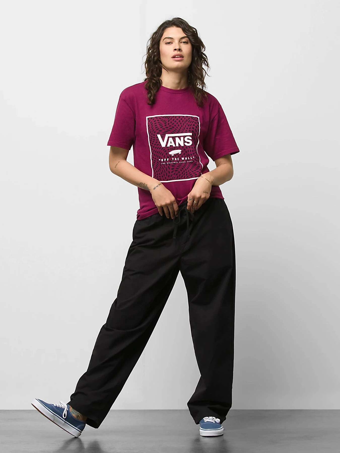 Брюки Vans модель VN00000DBLK1 Брюки Vans модель VN00000DBLK1 Фото