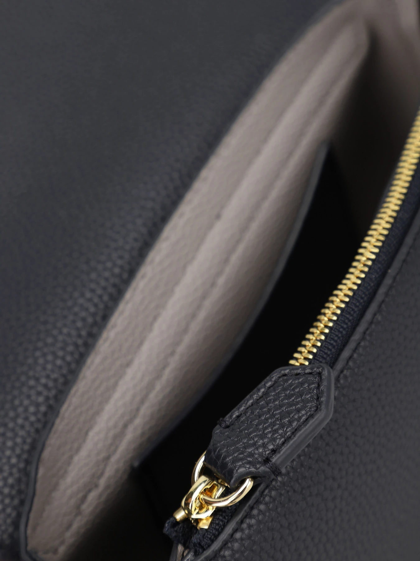 Сумки Emporio Armani модель Y3H294-YFO5B-80033 Фото