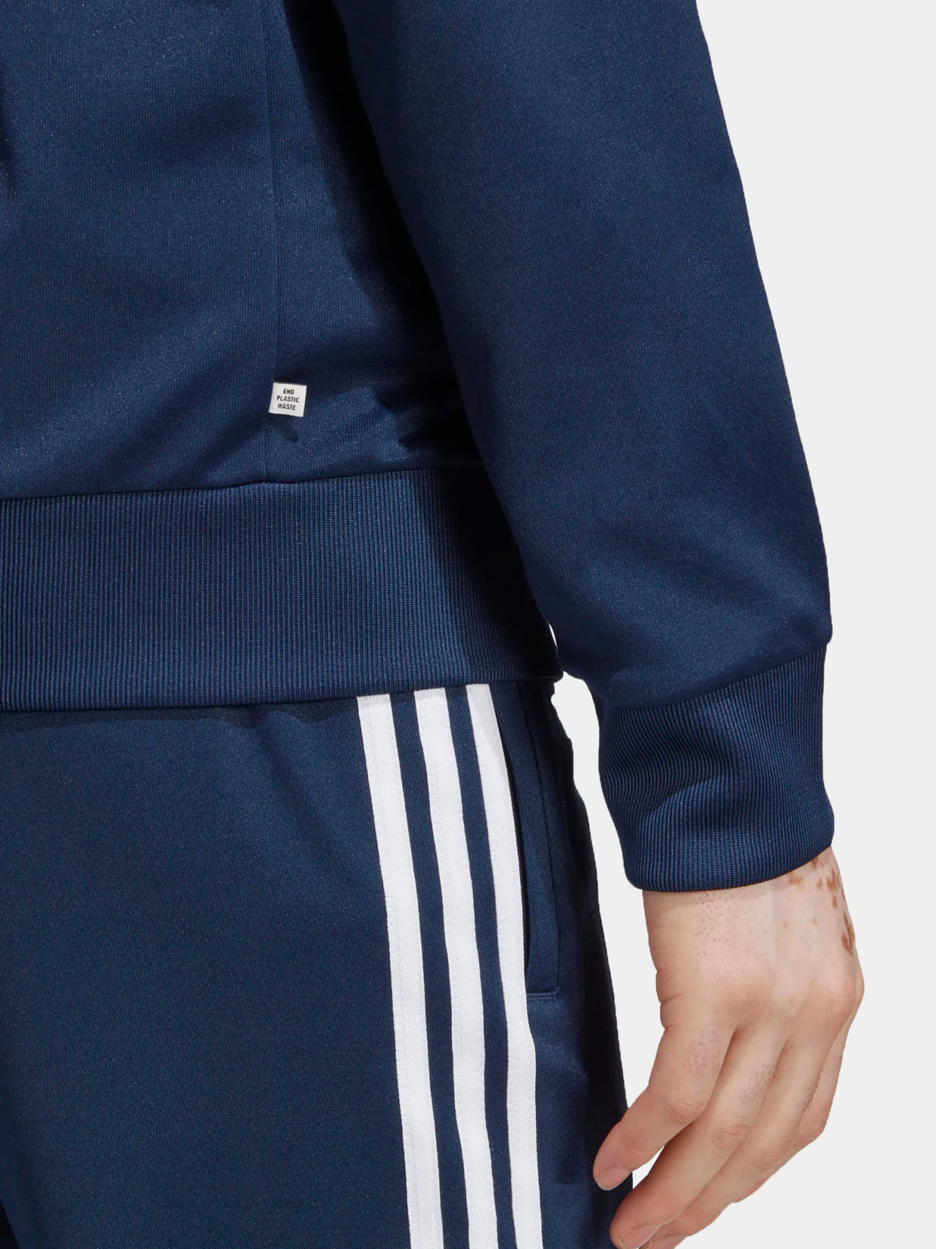 Худи и свитшоты Adidas модель IA4783 Худи и свитшоты Adidas модель IA4783 Фото