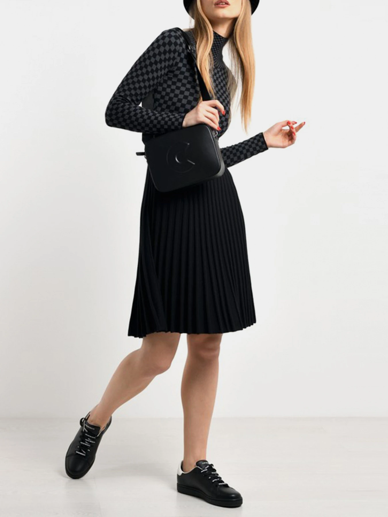 Платья Emporio Armani модель 6H2AW2-2M15Z-0999 Платья Emporio Armani модель 6H2AW2-2M15Z-0999 Фото