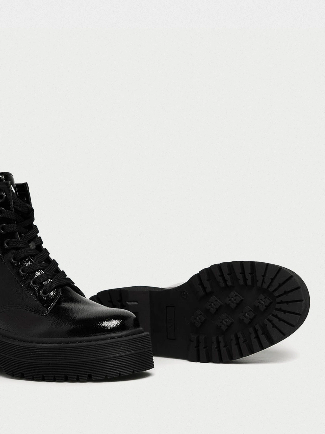 Ботинки и сапоги Armani Exchange модель XDN018-XV349-00002 Ботинки и сапоги Armani Exchange модель XDN018-XV349-00002 Фото