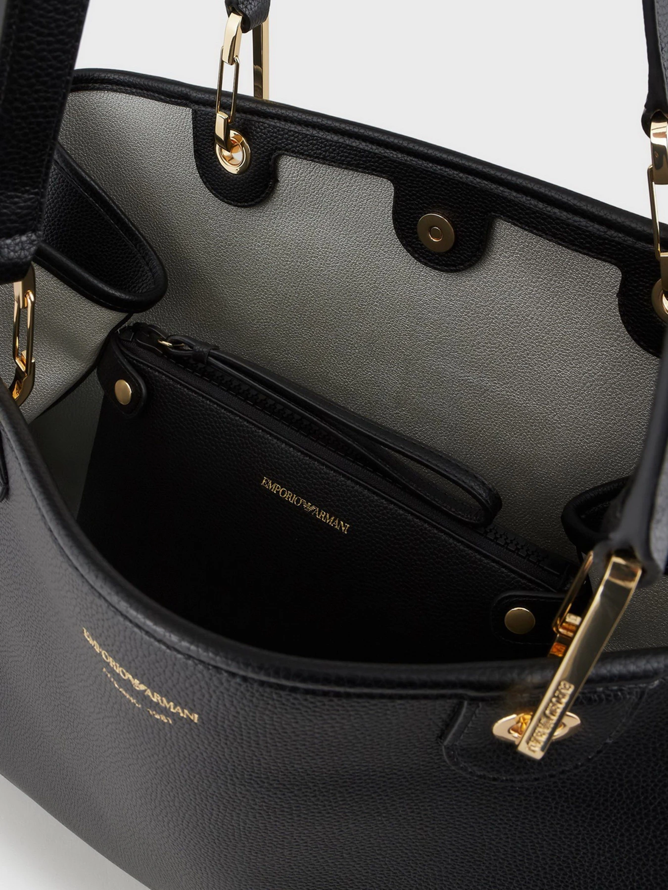 Сумки Emporio Armani модель Y3D219-YFO5B-85218 Сумки Emporio Armani модель Y3D219-YFO5B-85218 Фото