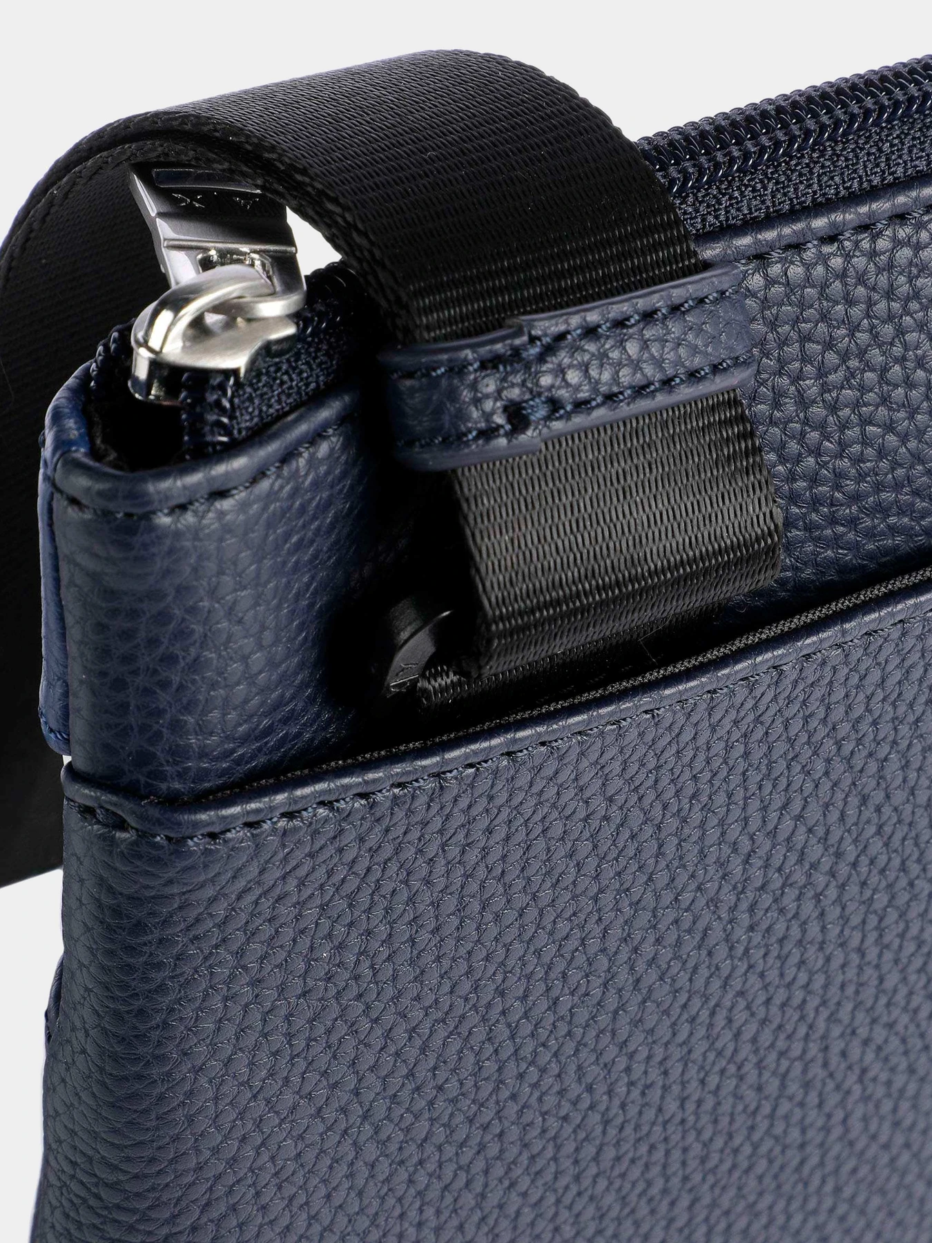 Сумки Armani Exchange модель 952489-3R832-00035 Фото