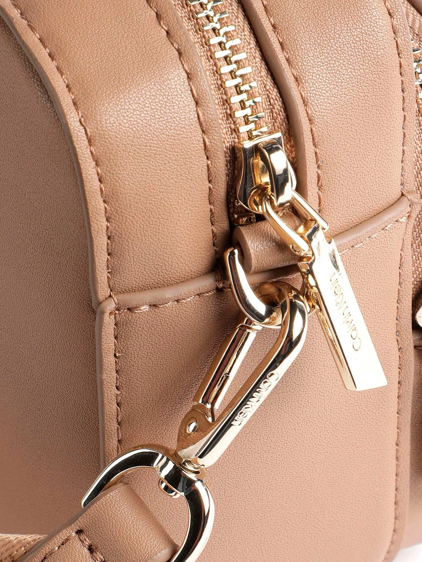 Сумки Calvin Klein модель K60K608410-GEZ Сумки Calvin Klein модель K60K608410-GEZ Фото