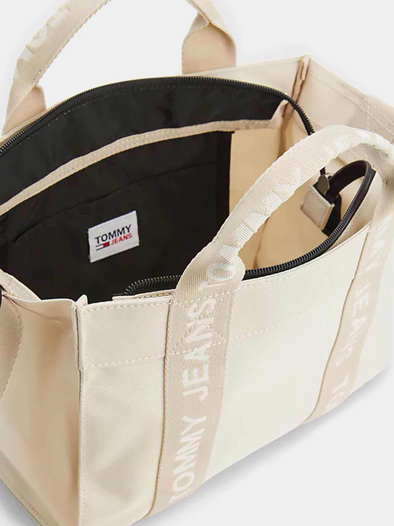 Сумки Tommy Hilfiger модель AW0AW14546-ACI Сумки Tommy Hilfiger модель AW0AW14546-ACI Фото