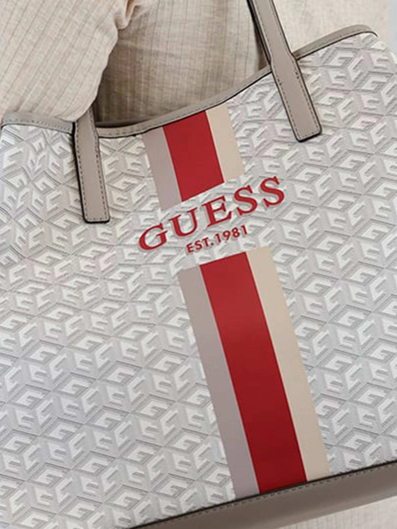 Сумки GUESS модель HWSV69-95230-STL Сумки GUESS модель HWSV69-95230-STL Фото