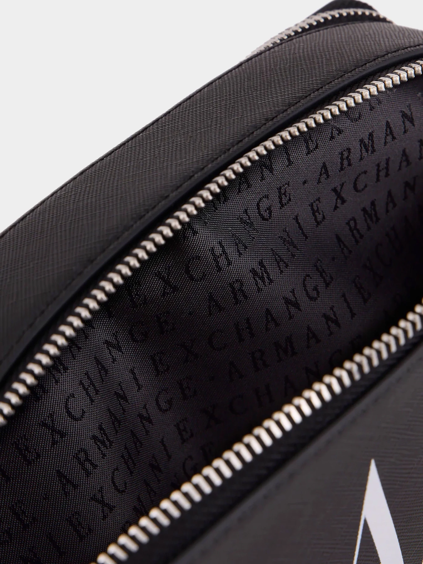 Сумки Armani Exchange модель 942923-0P198-00020 Фото