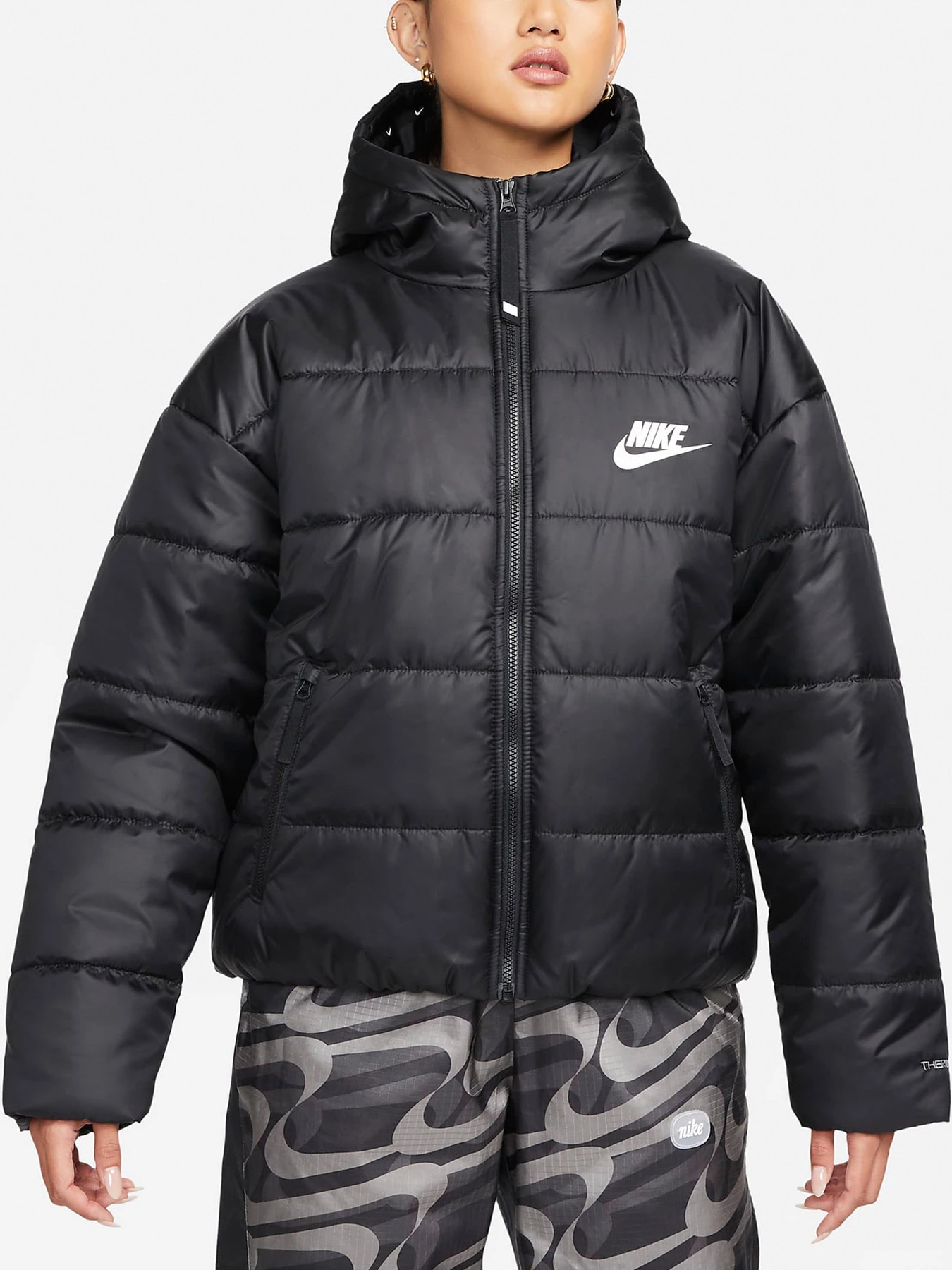 Куртки и дубленки NIKE модель DX1797-010 Куртки и дубленки NIKE модель DX1797-010 Фото