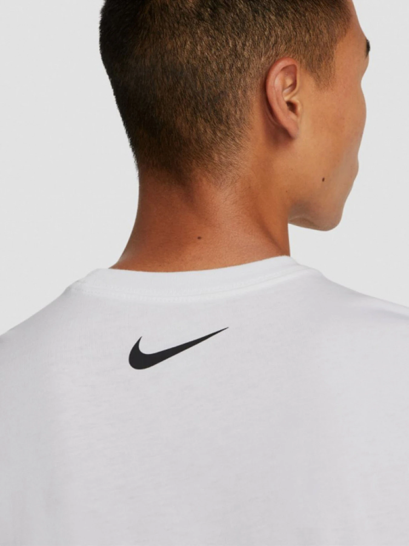 Футболки и поло NIKE модель DZ2883-100 Футболки и поло NIKE модель DZ2883-100 Фото