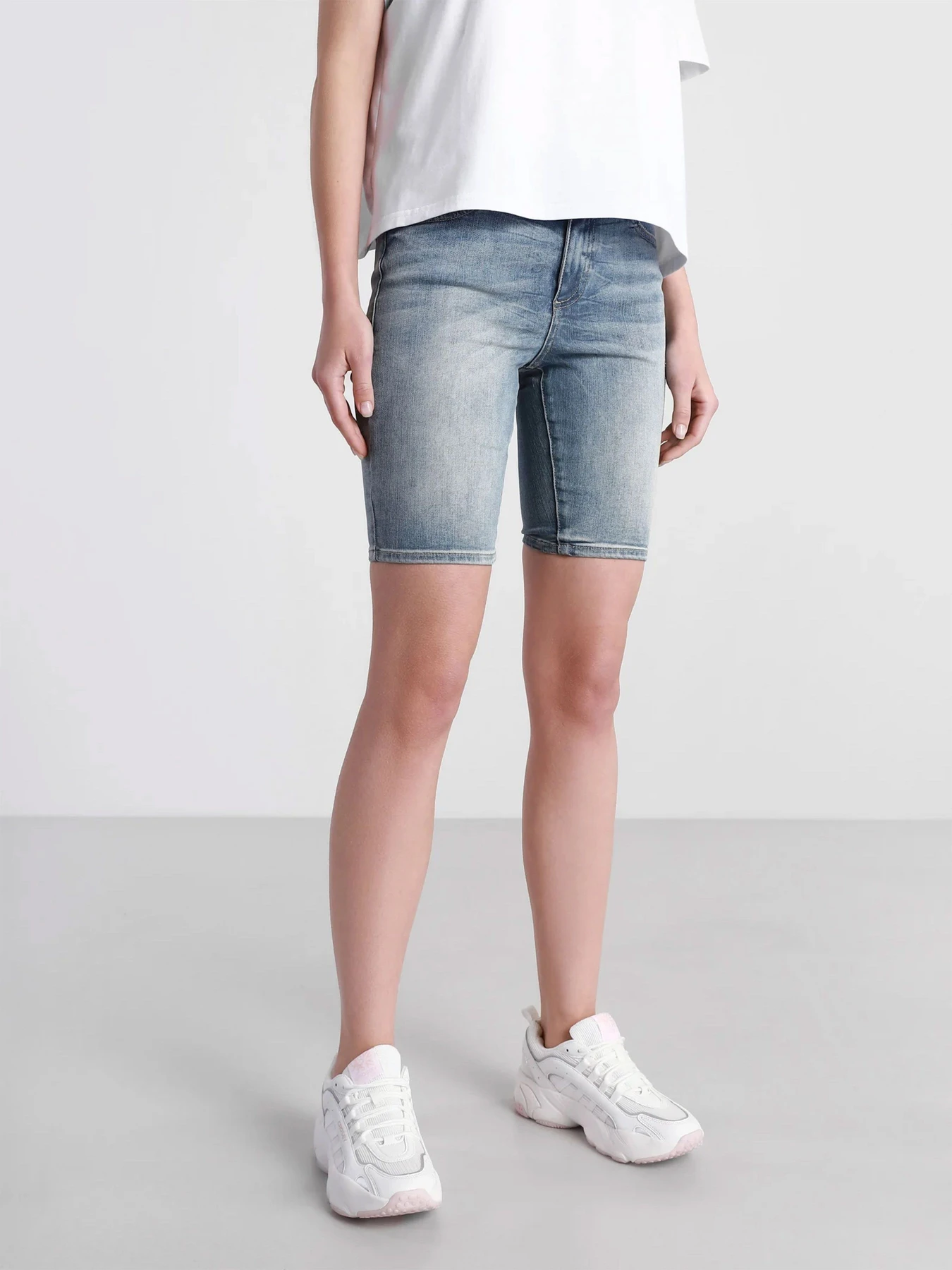 Шорты Armani Exchange модель 3KYJ70-Y1SEZ-1500 Шорты Armani Exchange модель 3KYJ70-Y1SEZ-1500 Фото