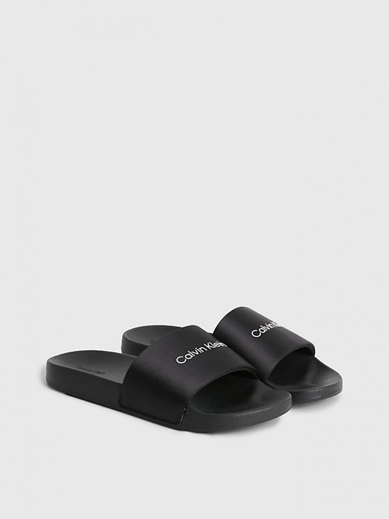 Шлёпанцы Calvin Klein модель HW0HW01508-0GM Шлёпанцы Calvin Klein модель HW0HW01508-0GM Фото